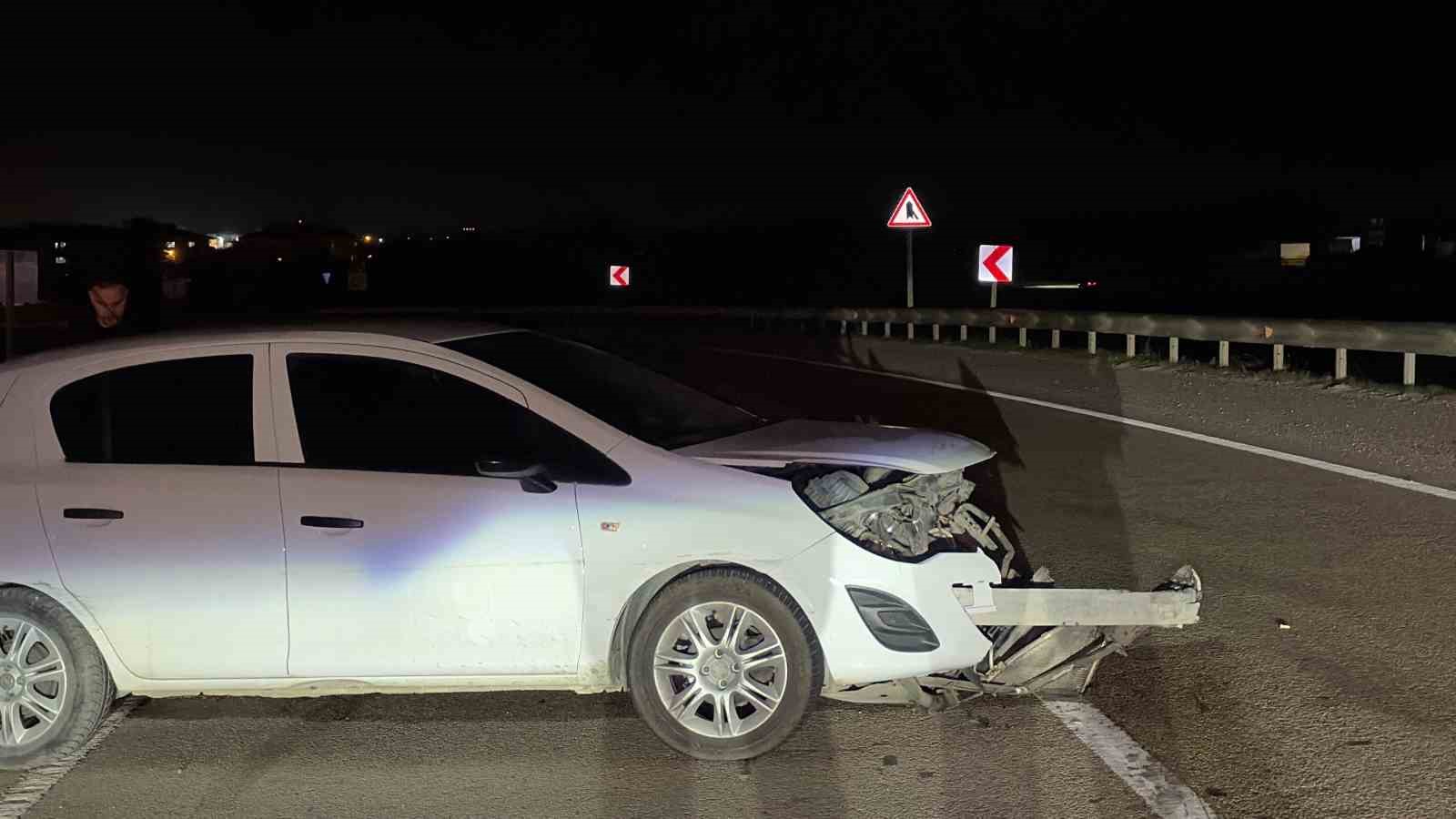 Otomobil bariyerlere çarparak savruldu: 1 yaralı