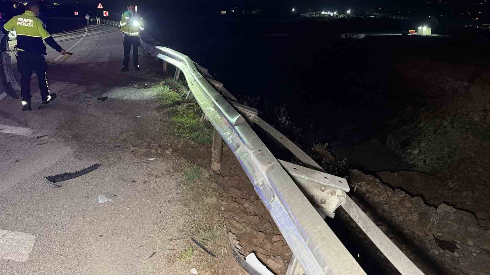 Otomobil bariyerlere çarparak savruldu: 1 yaralı