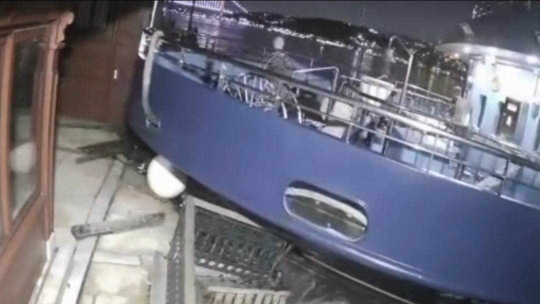 Derin Mermerci’nin Boğaz’da bulunan tarihi yalısına yolcu vapuru çarptı... O anlar kamerada