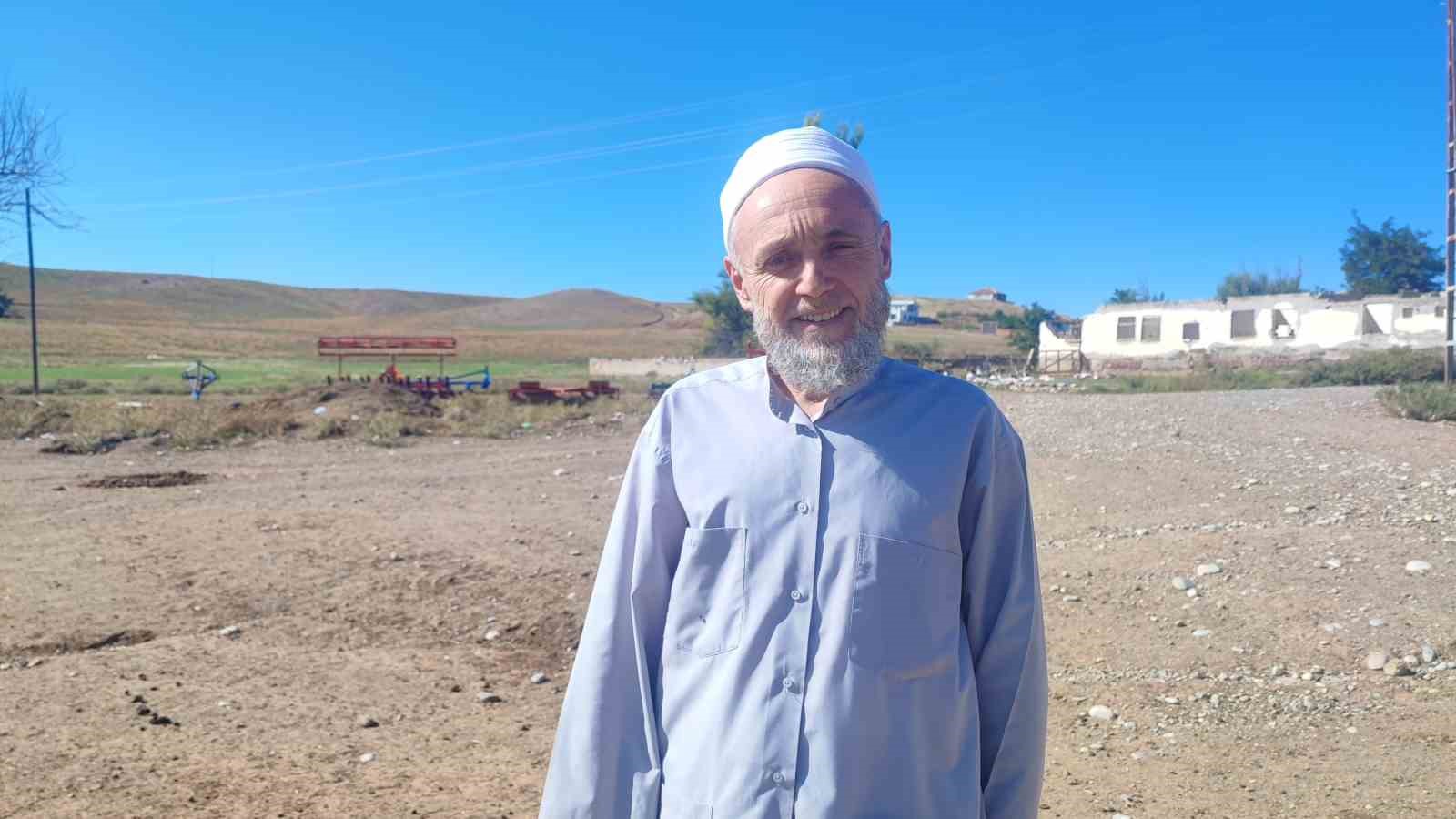 Yozgat’ta yüzlerce angut kuşunun gölet üzerindeki uçuşu dronla görüntülendi