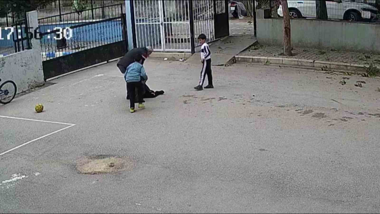 Karnına top çarpan çocuk yere yığıldı, yardımına okul müdürü yetişti