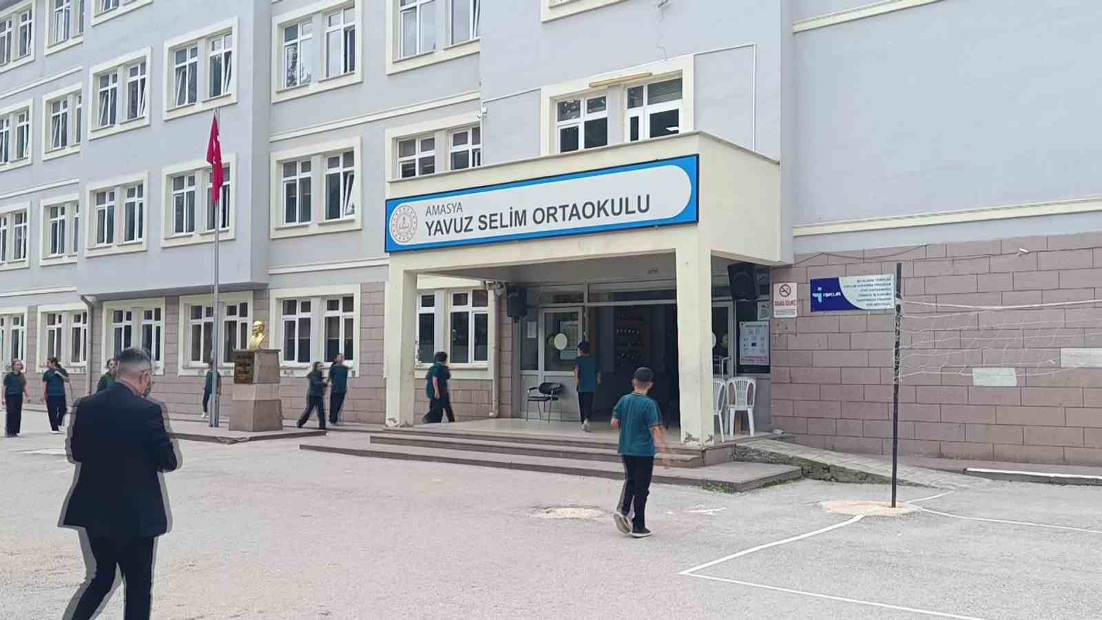 Karnına top çarpan çocuk yere yığıldı, yardımına okul müdürü yetişti