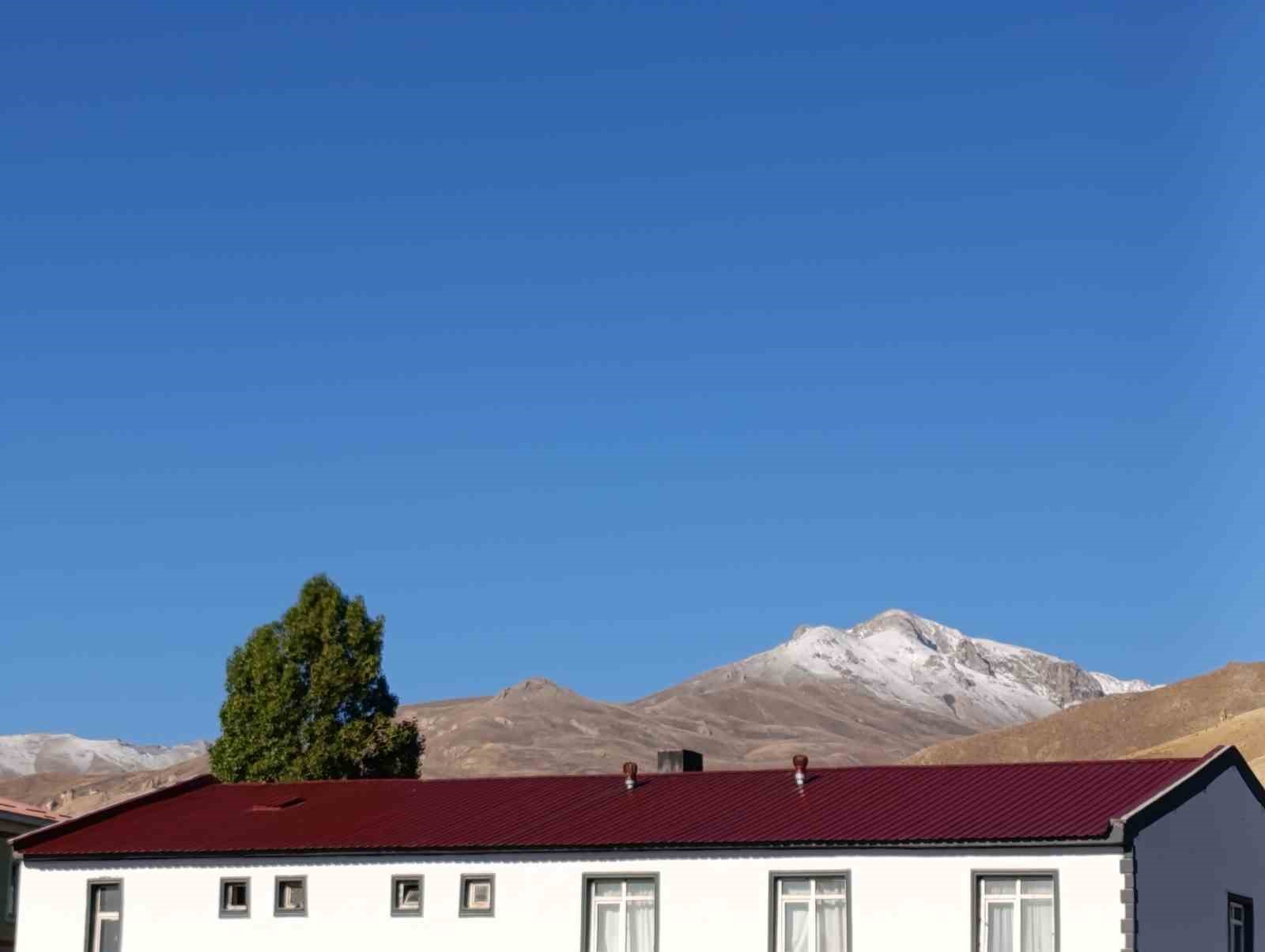 Başkale’de yüksek kesimlere kar yağdı