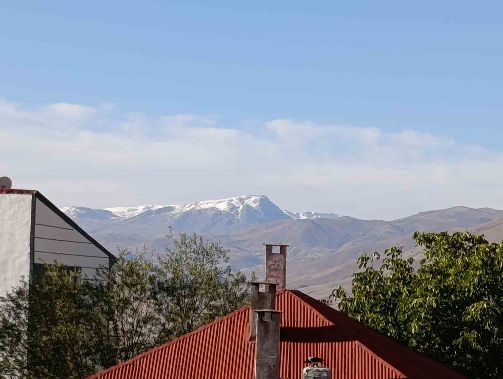 Başkale’de yüksek kesimlere kar yağdı