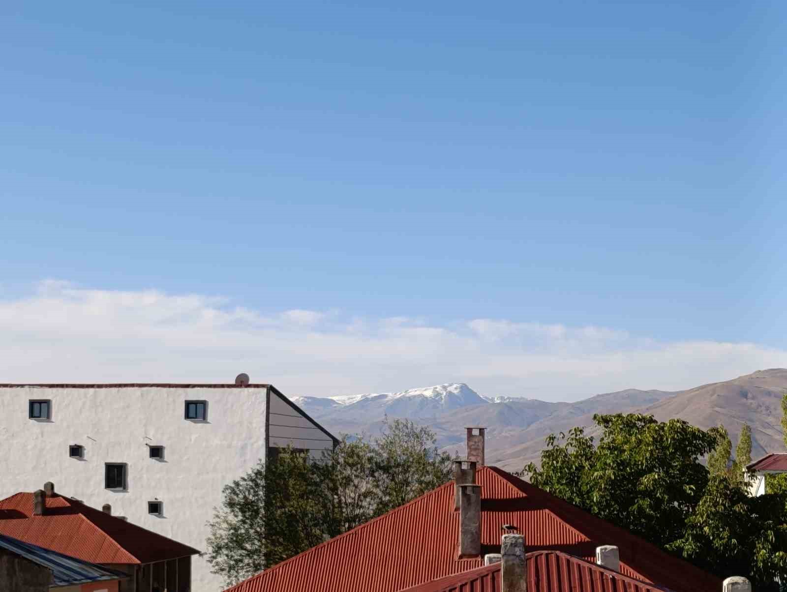 Başkale’de yüksek kesimlere kar yağdı