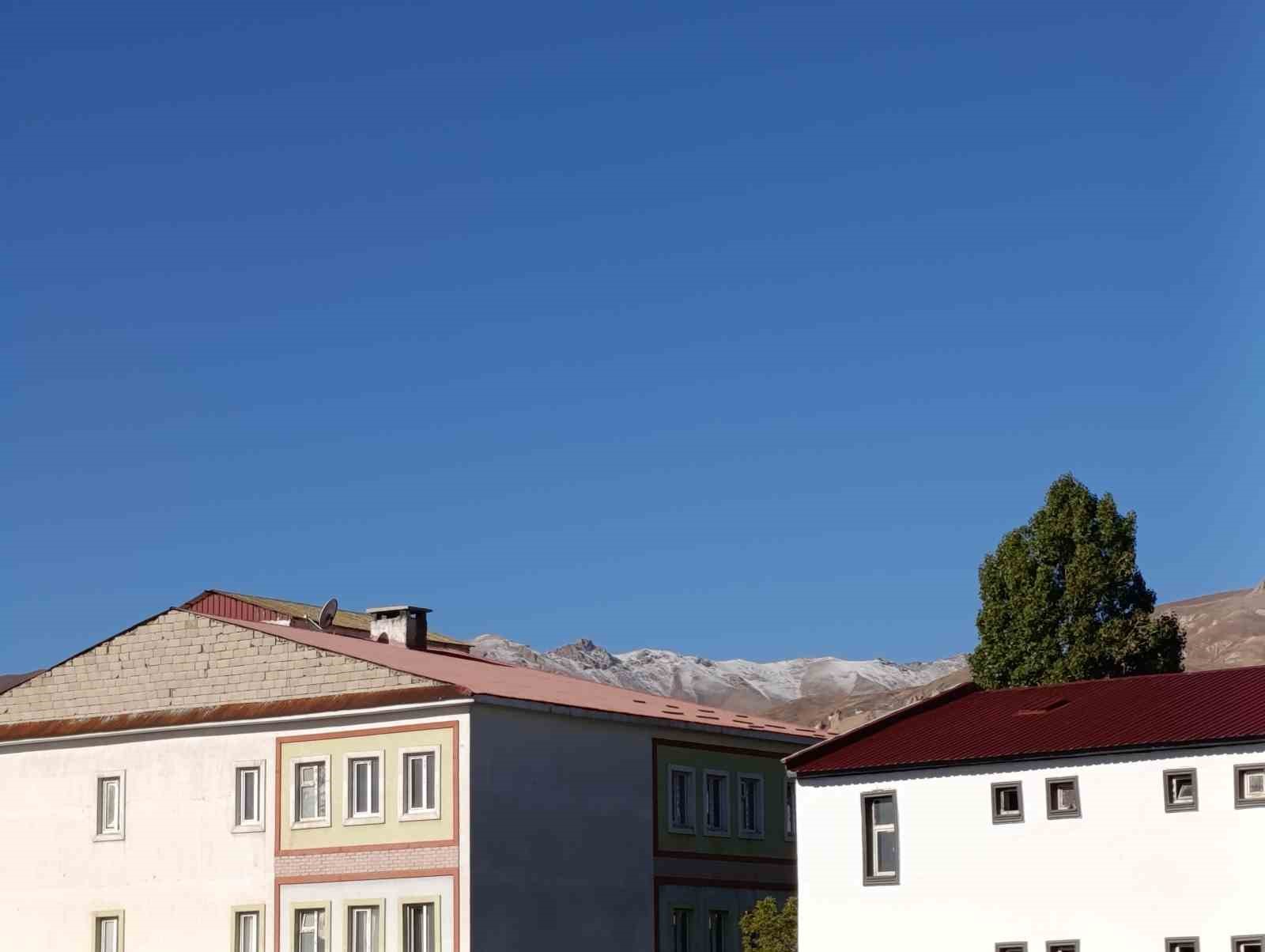 Başkale’de yüksek kesimlere kar yağdı