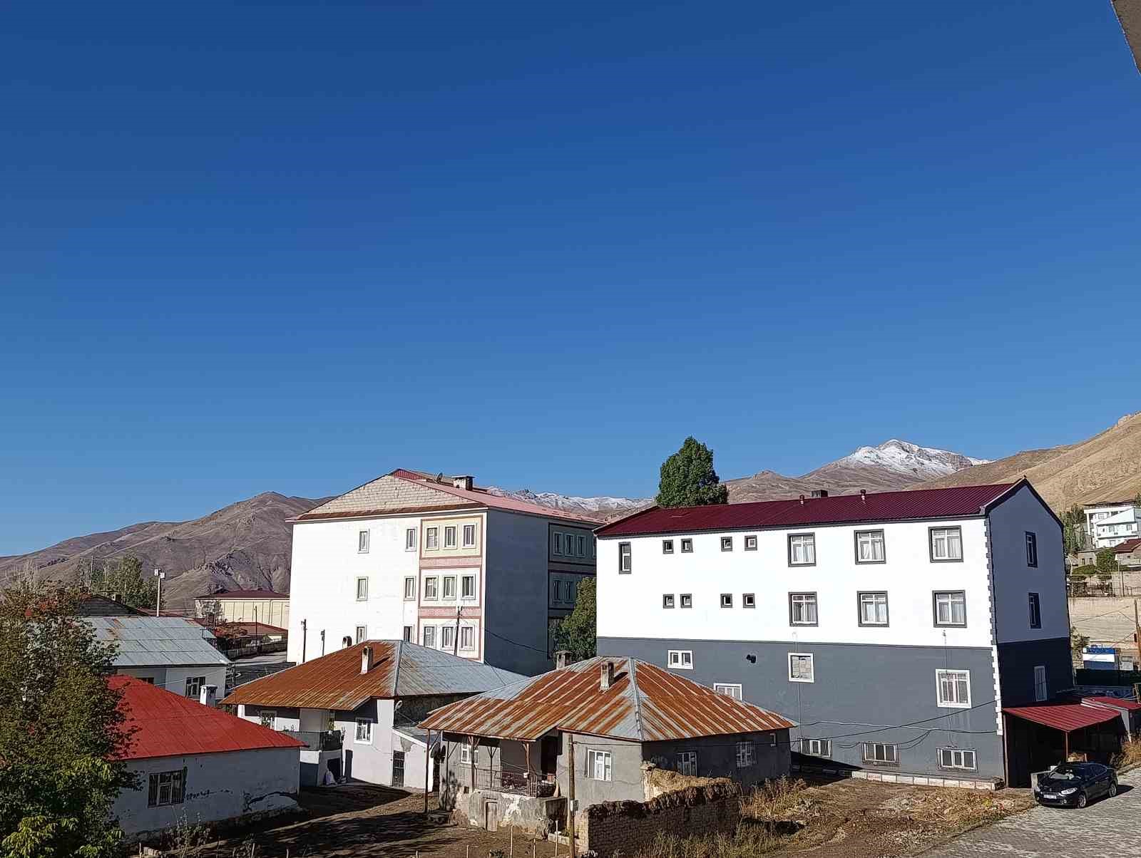 Başkale’de yüksek kesimlere kar yağdı