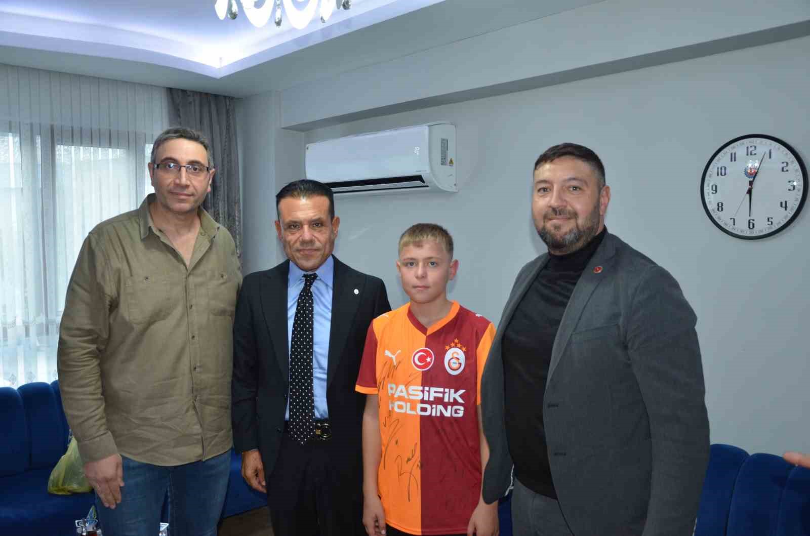 Maden kazasında babasını kaybeden Yaşar’a forma sözü tutuldu