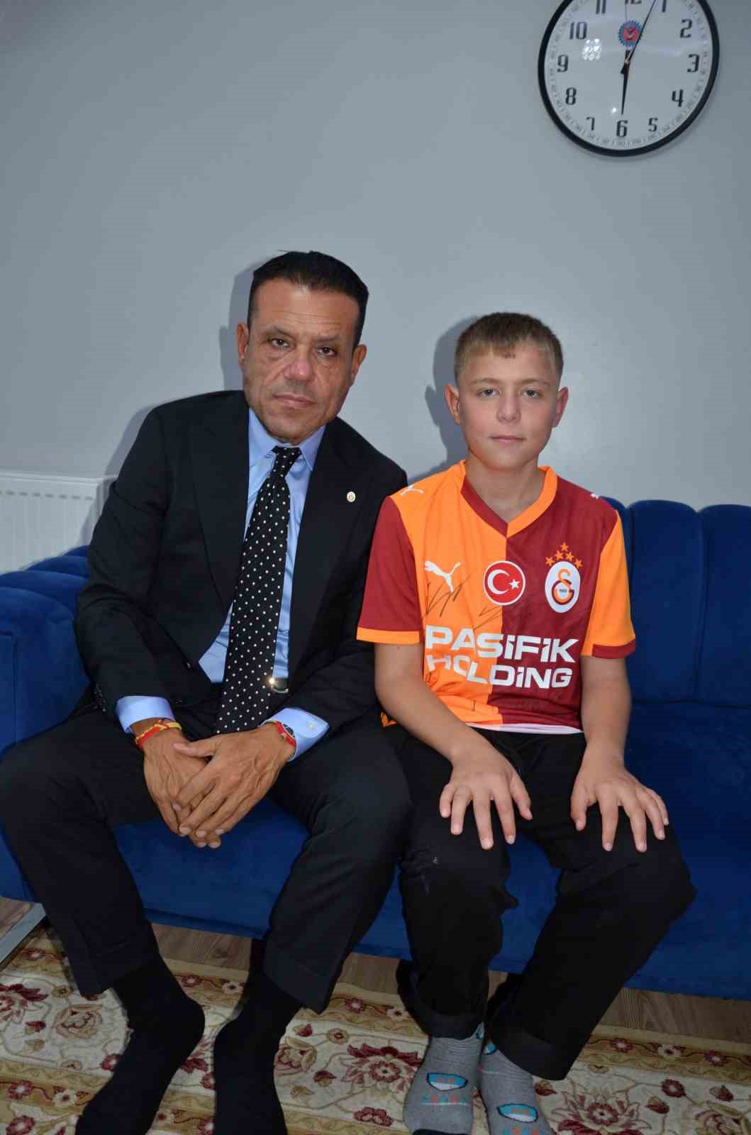 Maden kazasında babasını kaybeden Yaşar’a forma sözü tutuldu