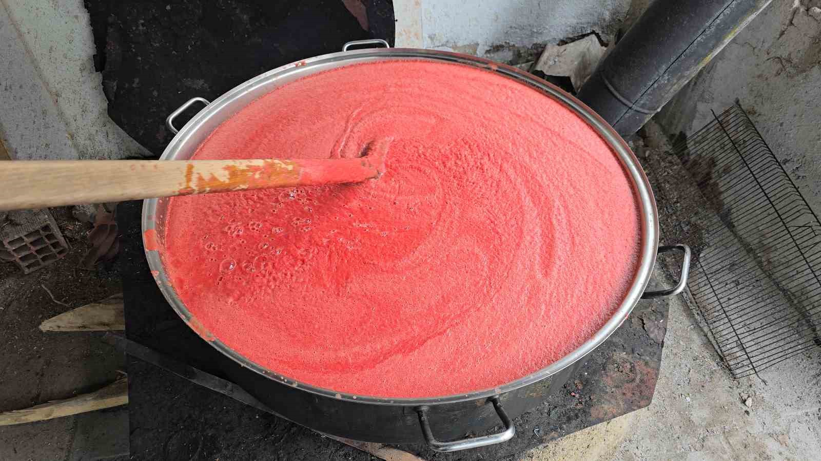Eşlerine yardımcı olmak isteyen üç erkek arkadaş birlikte salça kaynattı