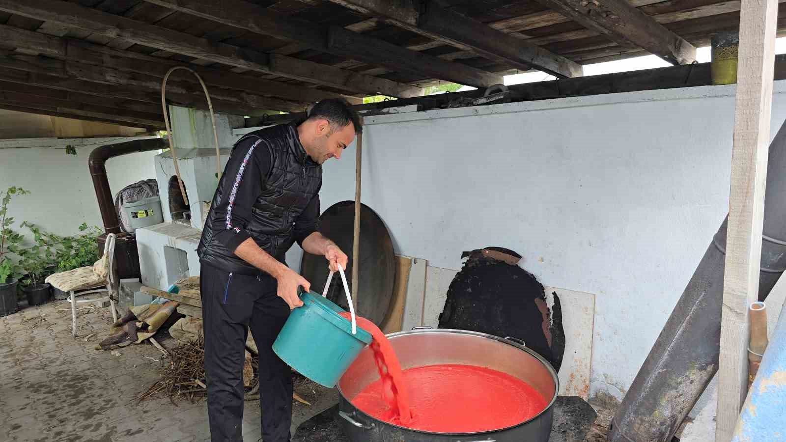 Eşlerine yardımcı olmak isteyen üç erkek arkadaş birlikte salça kaynattı