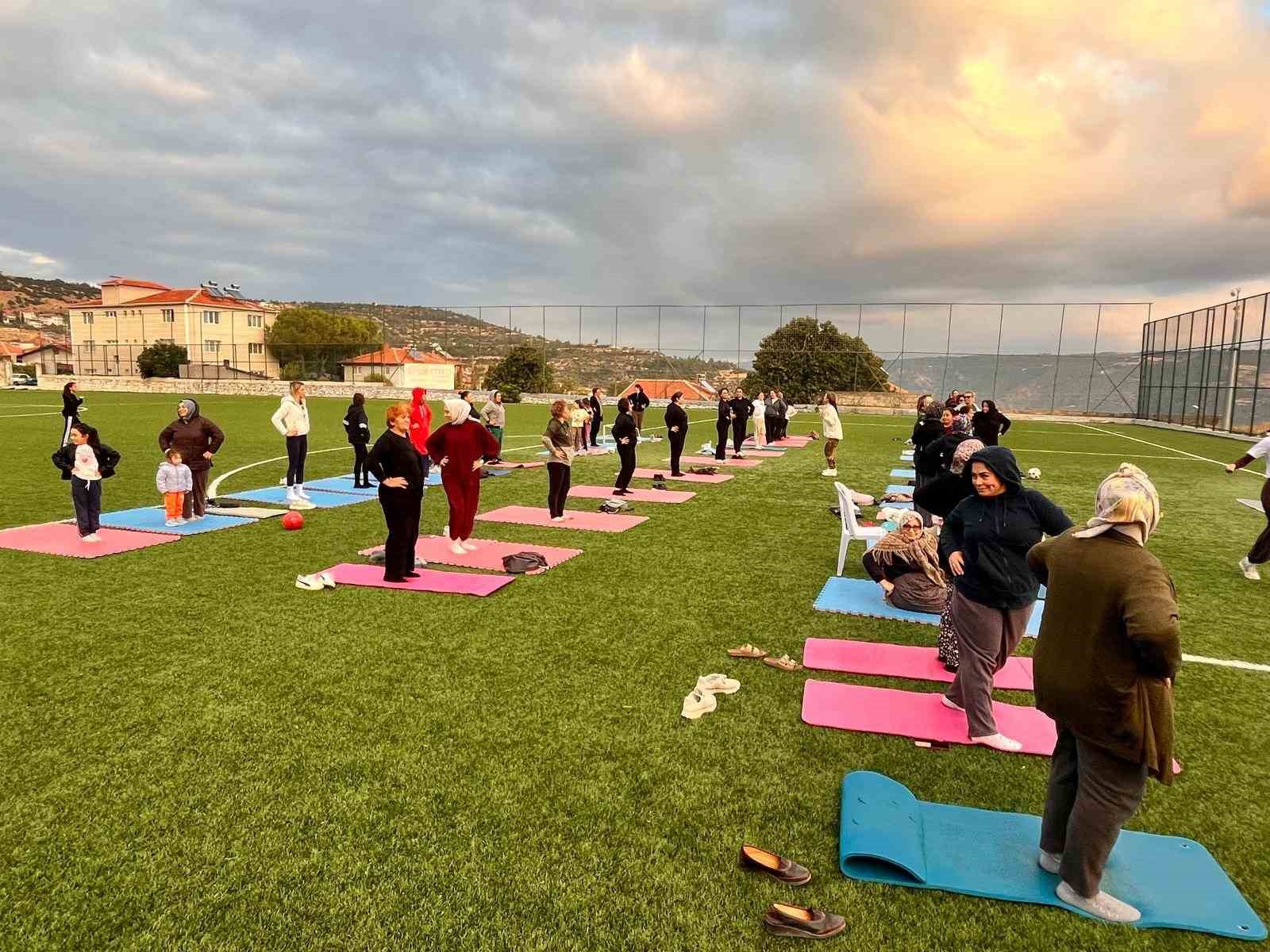 Güney’de kadınlar yoga yaptı
