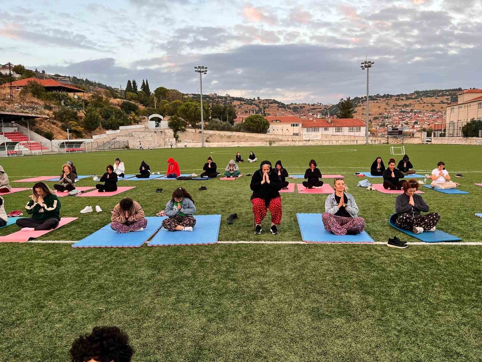 Güney’de kadınlar yoga yaptı