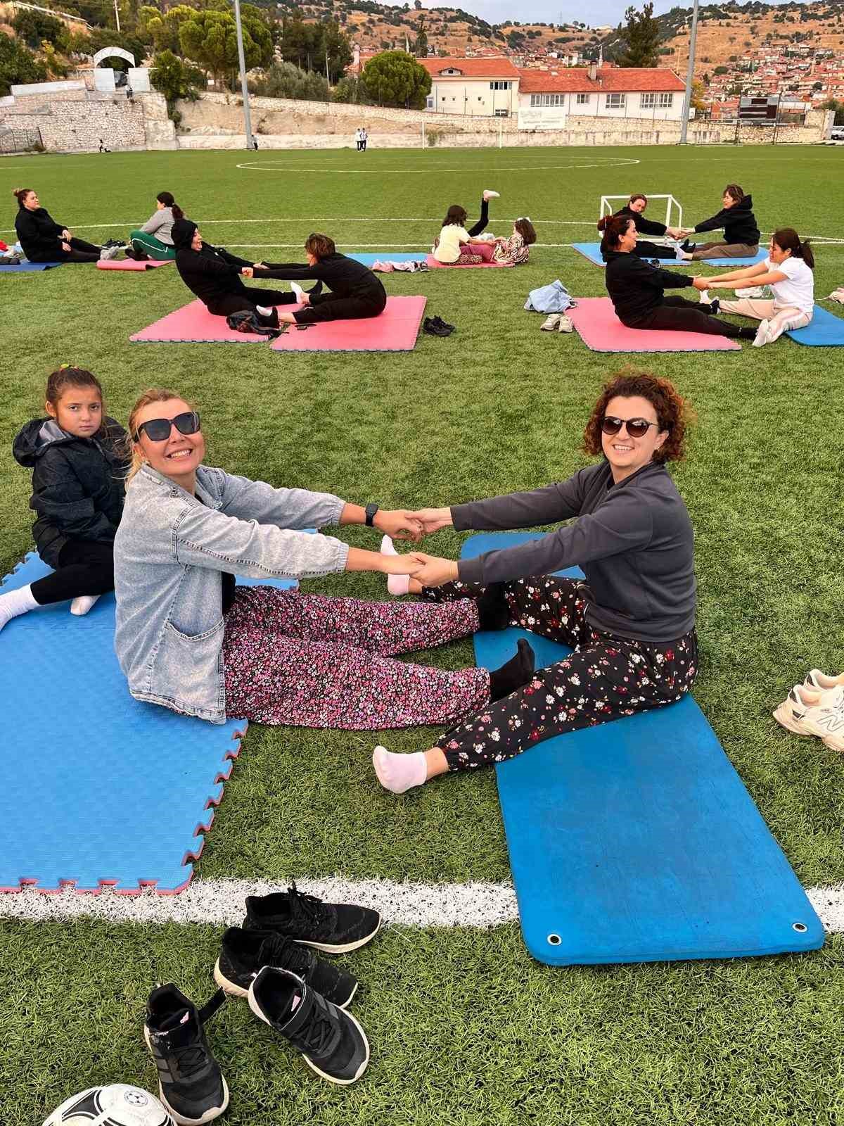 Güney’de kadınlar yoga yaptı