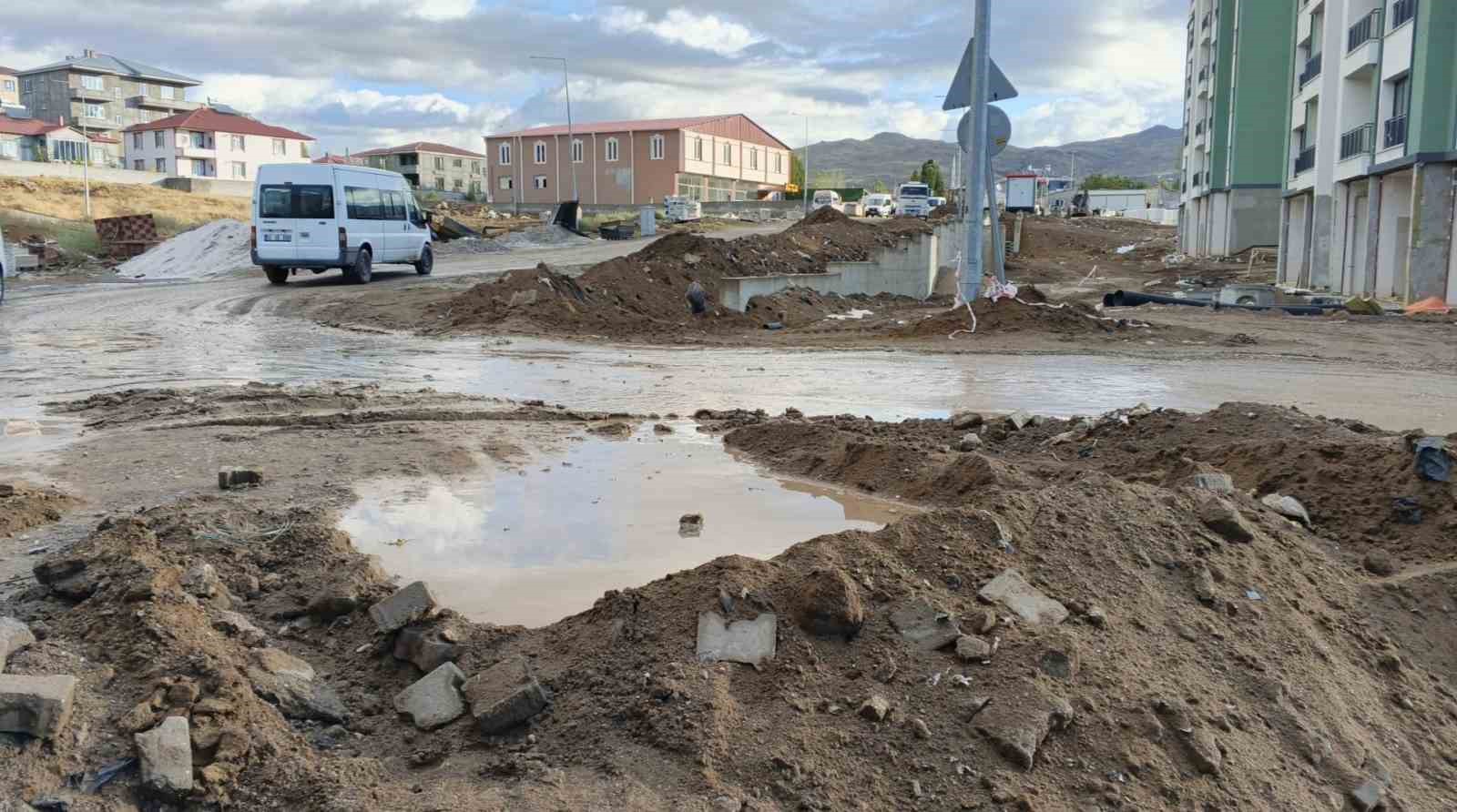 Van’da öğrencilerin okul yolunda çamur çilesi