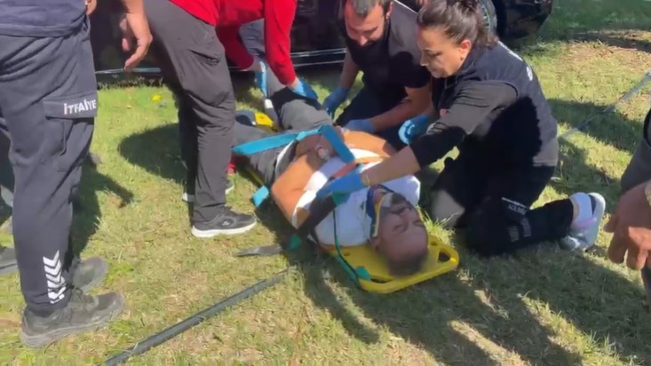 Antalya’da midibüs ile otomobilin çarpışma anı kamerada: 2 yaralı