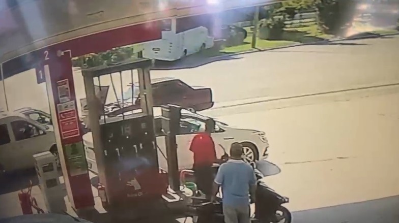 Antalya’da midibüs ile otomobilin çarpışma anı kamerada: 2 yaralı