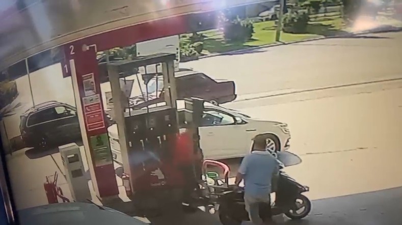 Antalya’da midibüs ile otomobilin çarpışma anı kamerada: 2 yaralı
