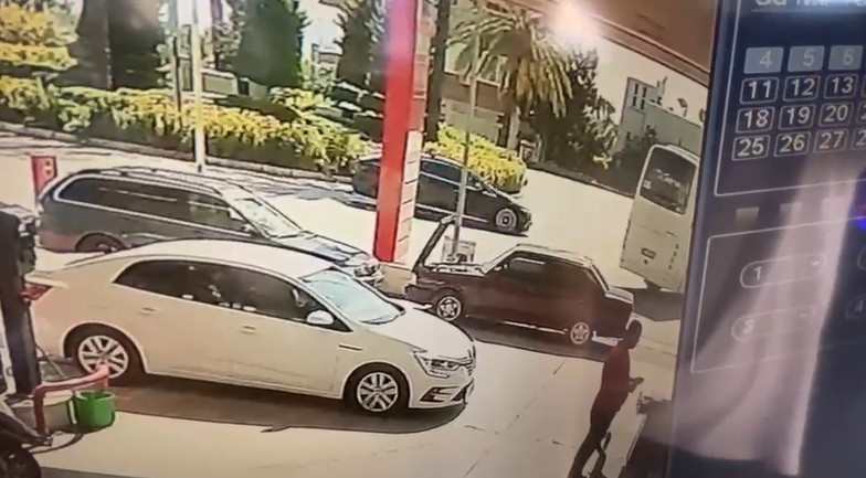 Antalya’da midibüs ile otomobilin çarpışma anı kamerada: 2 yaralı
