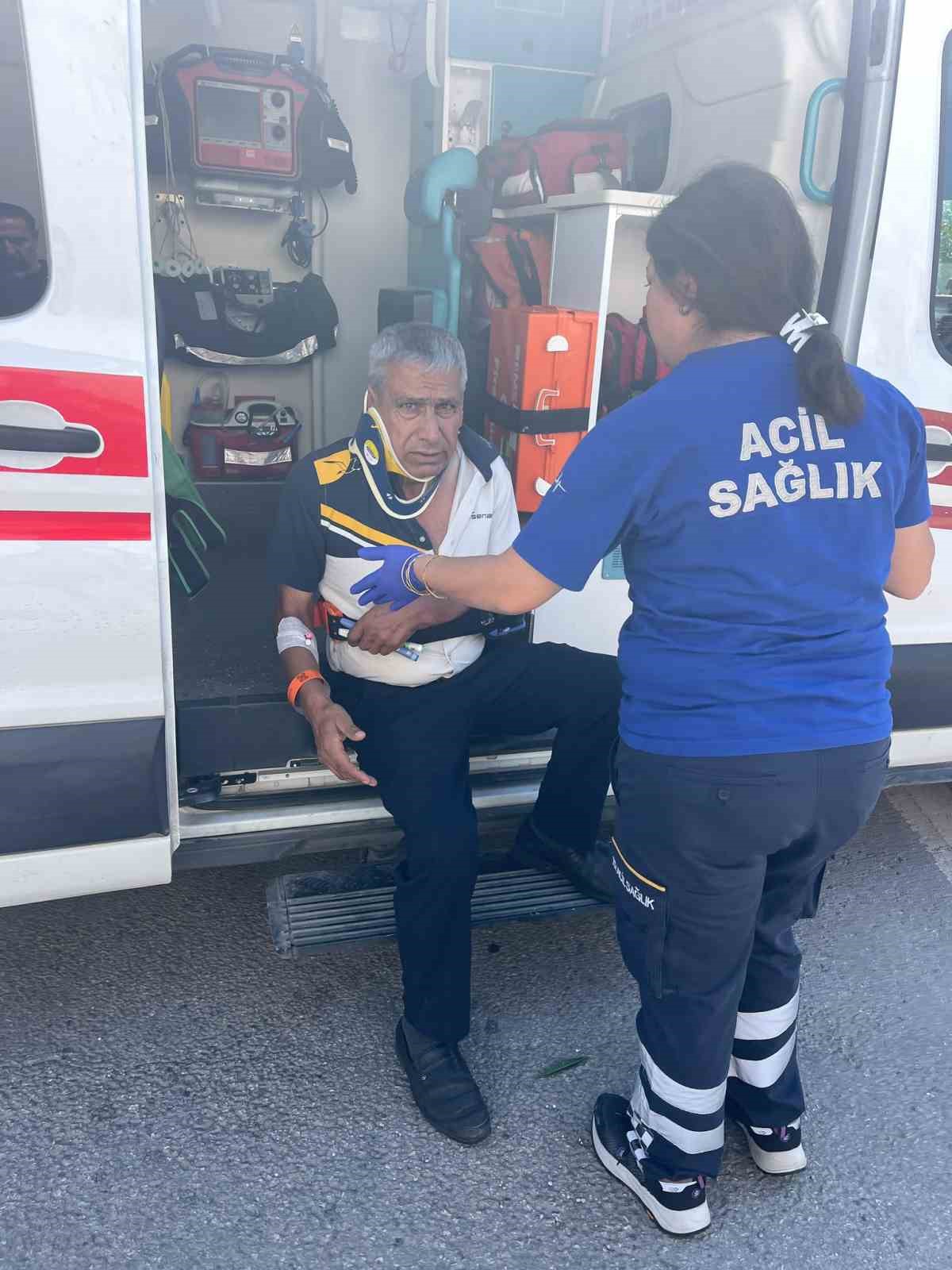 Antalya’da midibüs ile otomobilin çarpışma anı kamerada: 2 yaralı