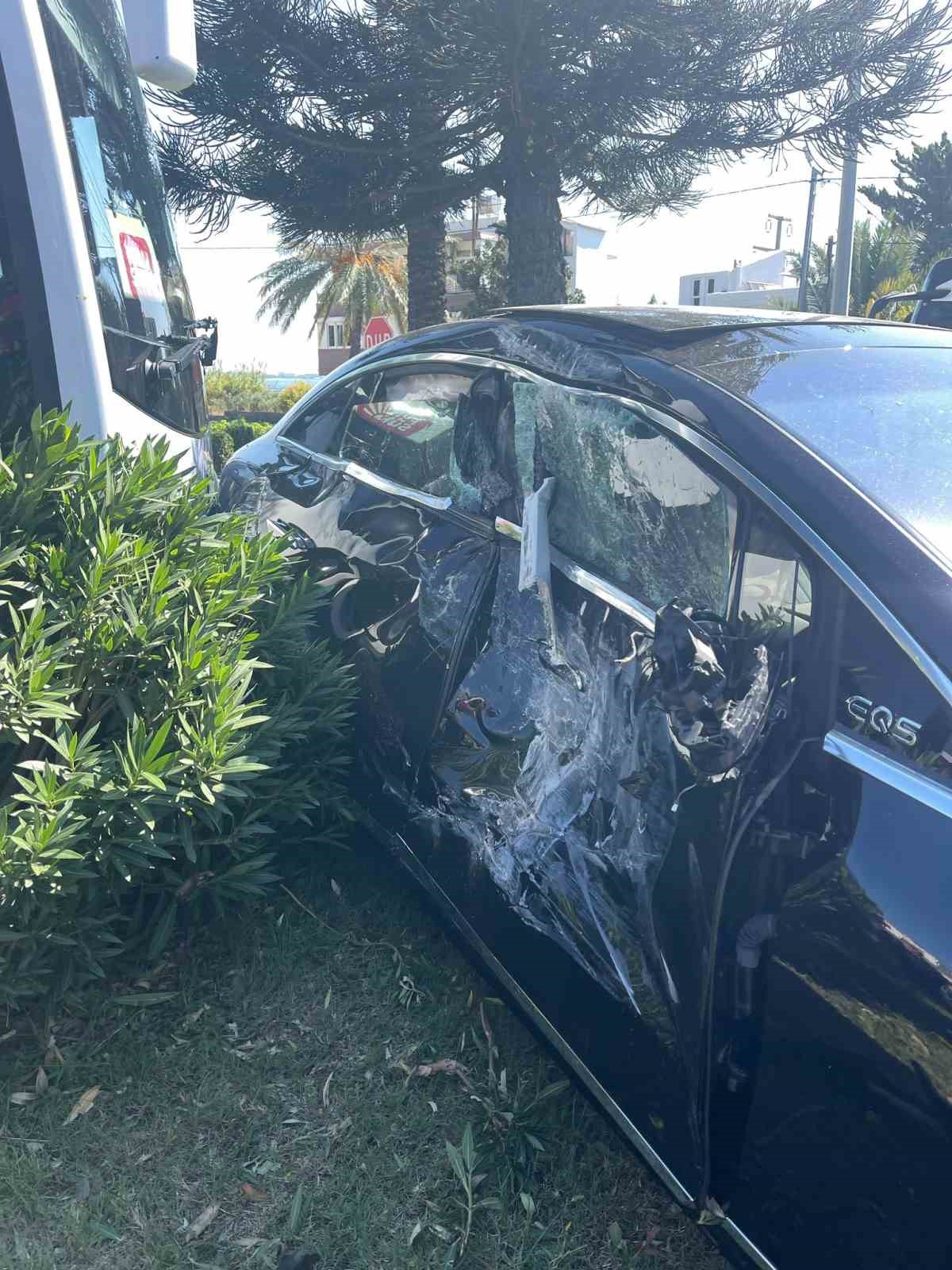 Antalya’da midibüs ile otomobilin çarpışma anı kamerada: 2 yaralı