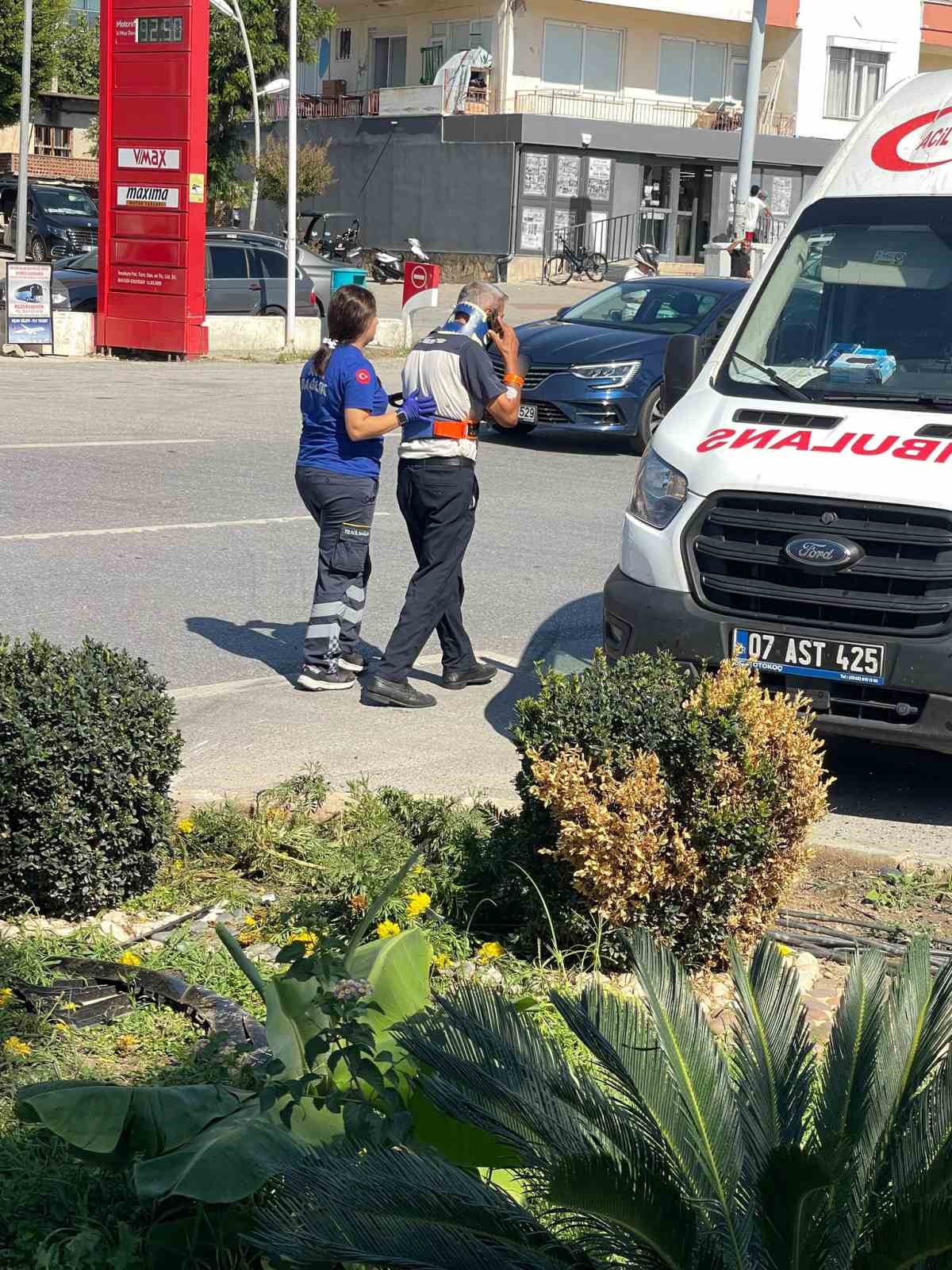 Antalya’da midibüs ile otomobilin çarpışma anı kamerada: 2 yaralı