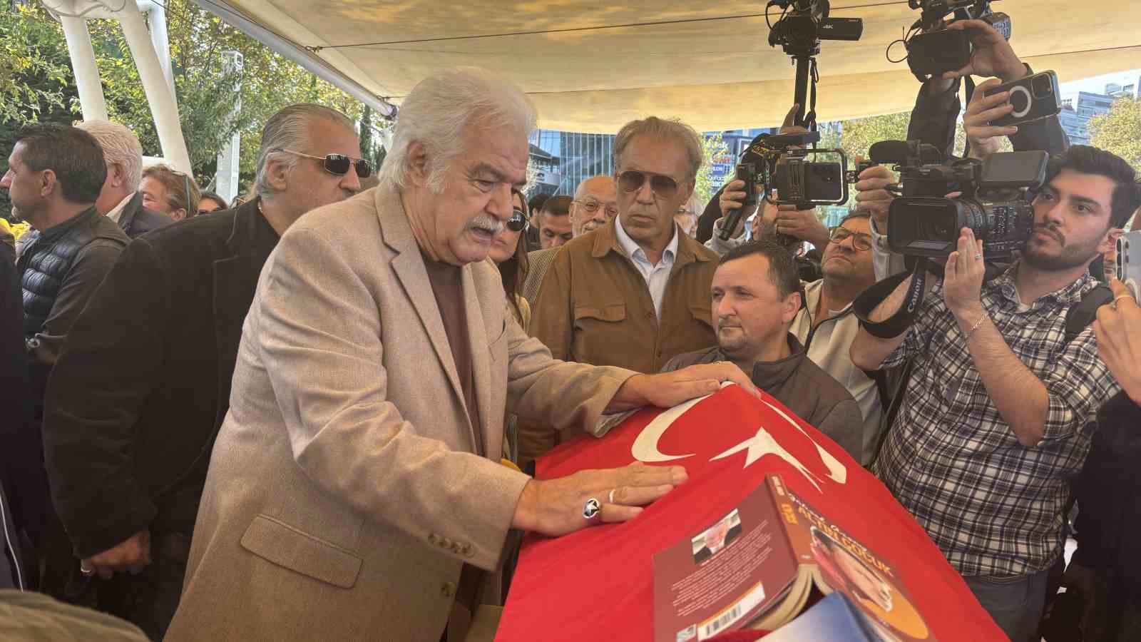 "Altın Çocuk" Göksel Arsoy son yolculuğuna uğurlandı