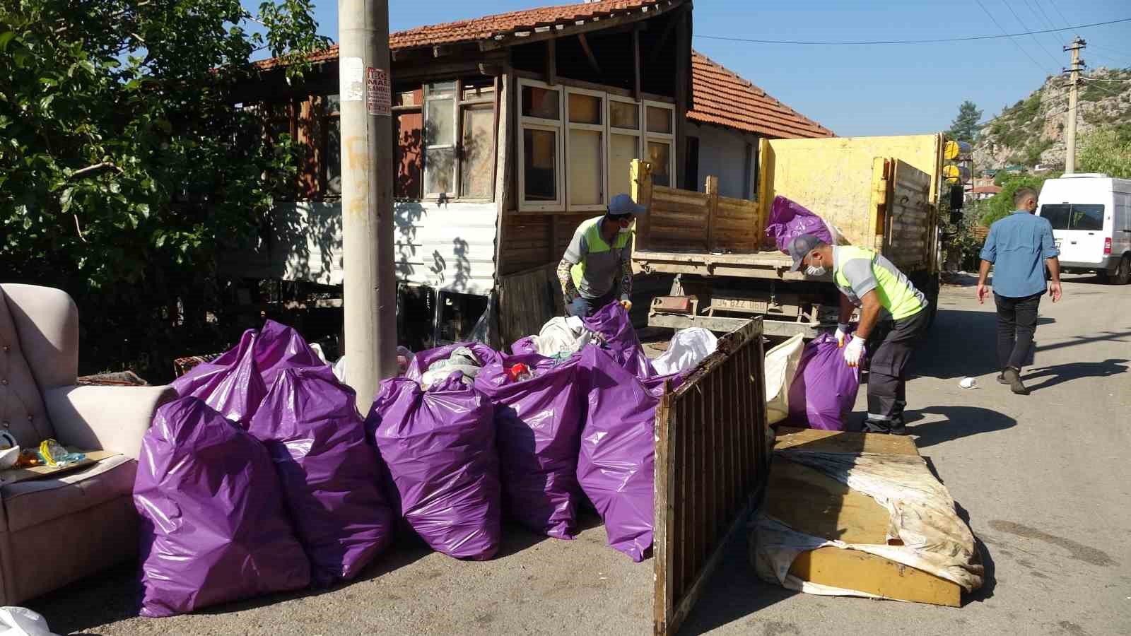 Kepez’de çöp ev operasyonu, ekipler 6 kamyon atık çakırdı