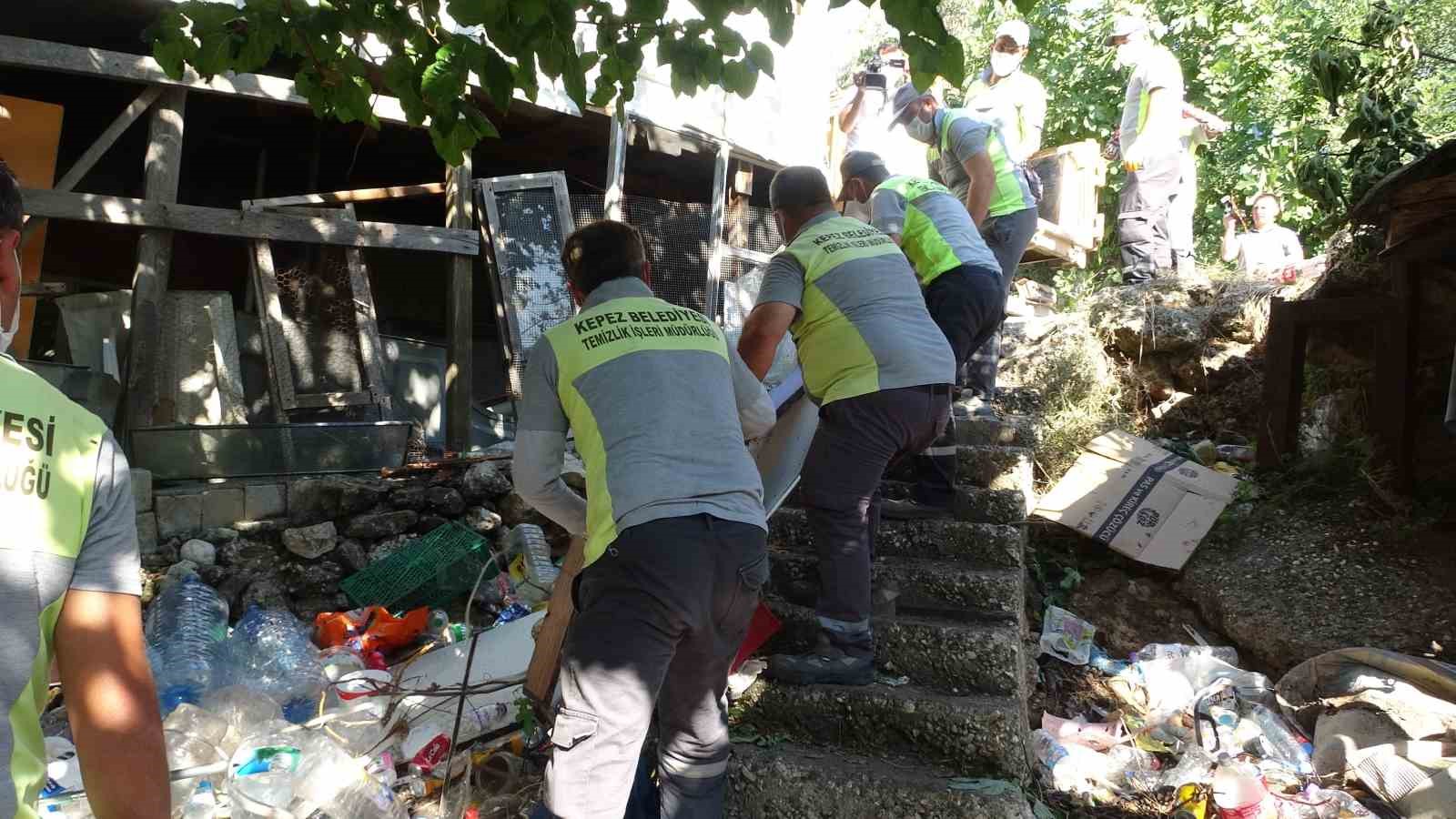 Kepez’de çöp ev operasyonu, ekipler 6 kamyon atık çakırdı