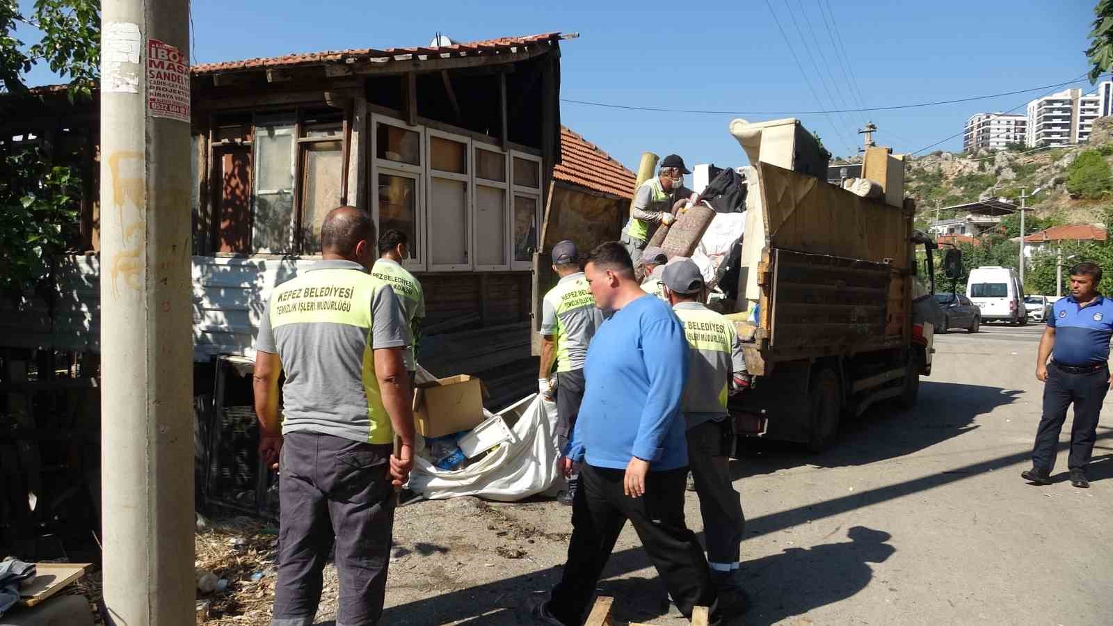Kepez’de çöp ev operasyonu, ekipler 6 kamyon atık çakırdı