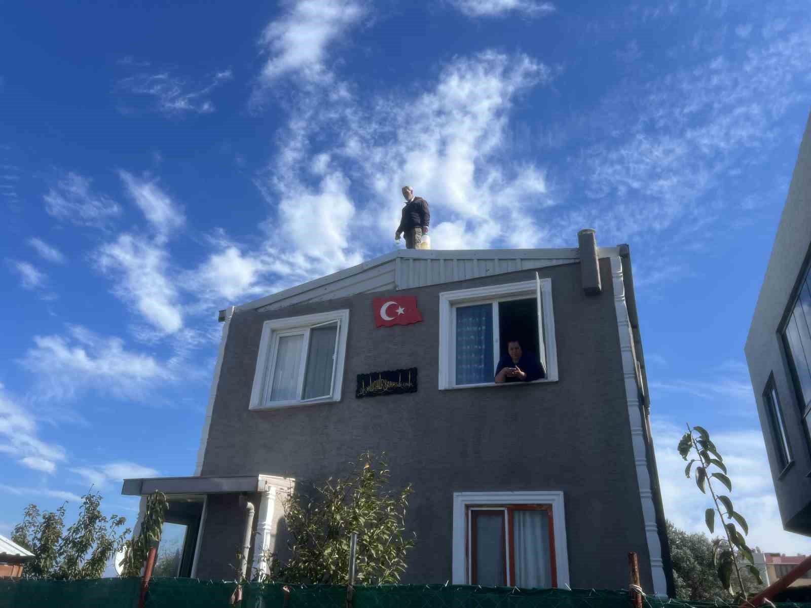Mudanya’da yıkım krizi: Ev sahibi çatıya çıktı
