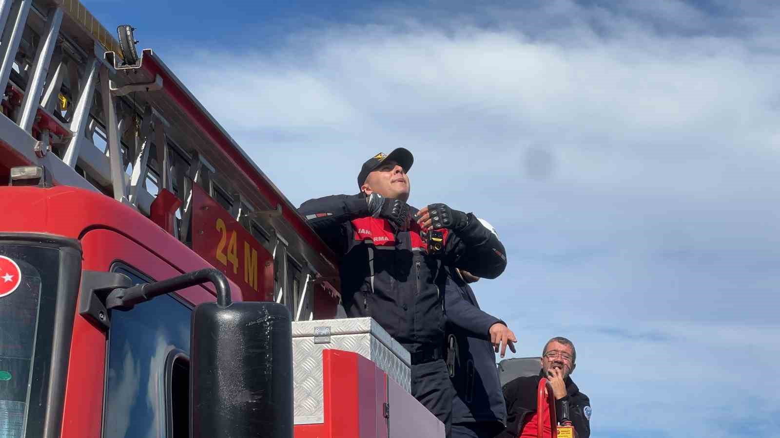Mudanya’da yıkım krizi: Ev sahibi çatıya çıktı