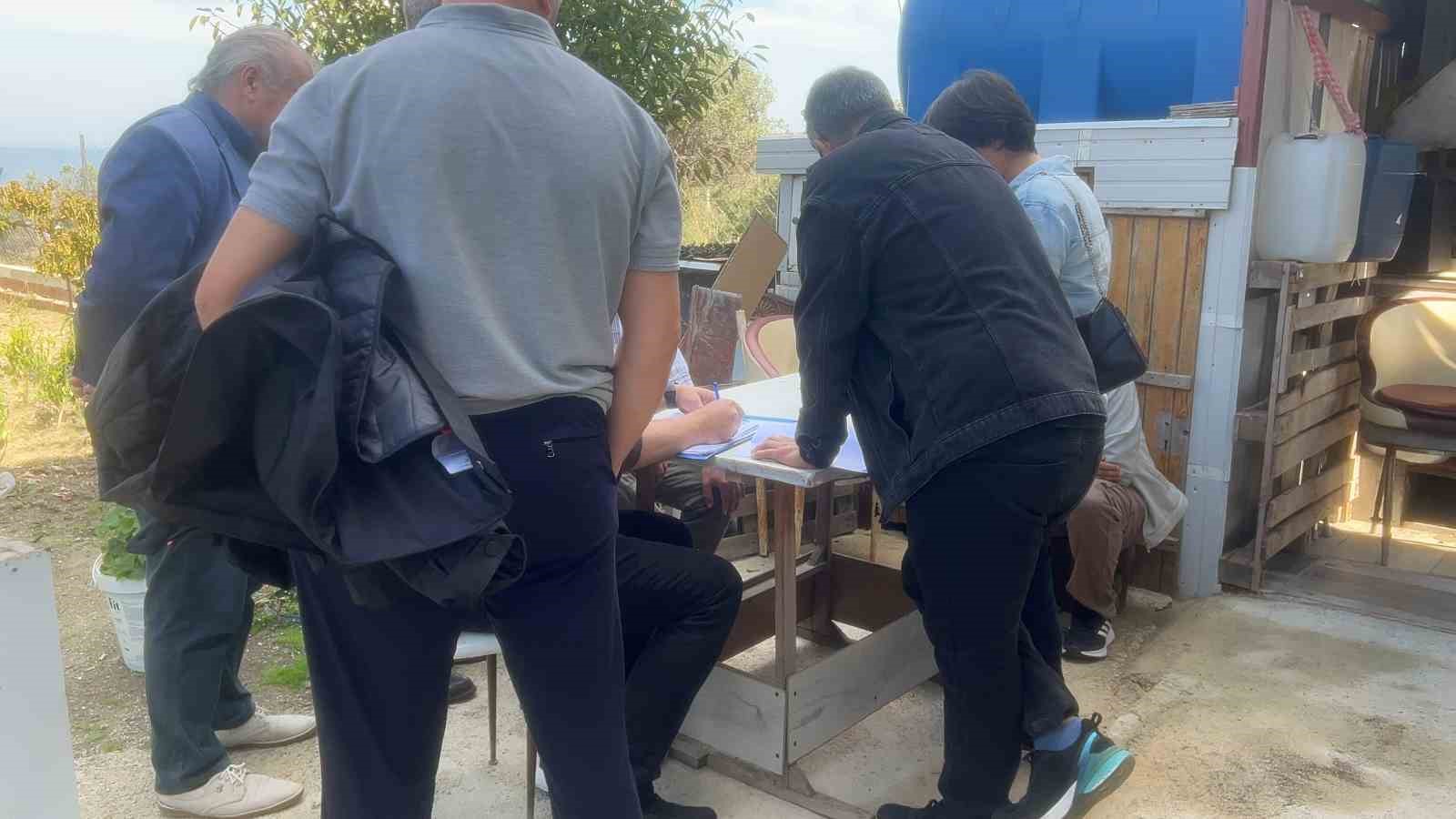 Mudanya’da yıkım krizi: Ev sahibi çatıya çıktı