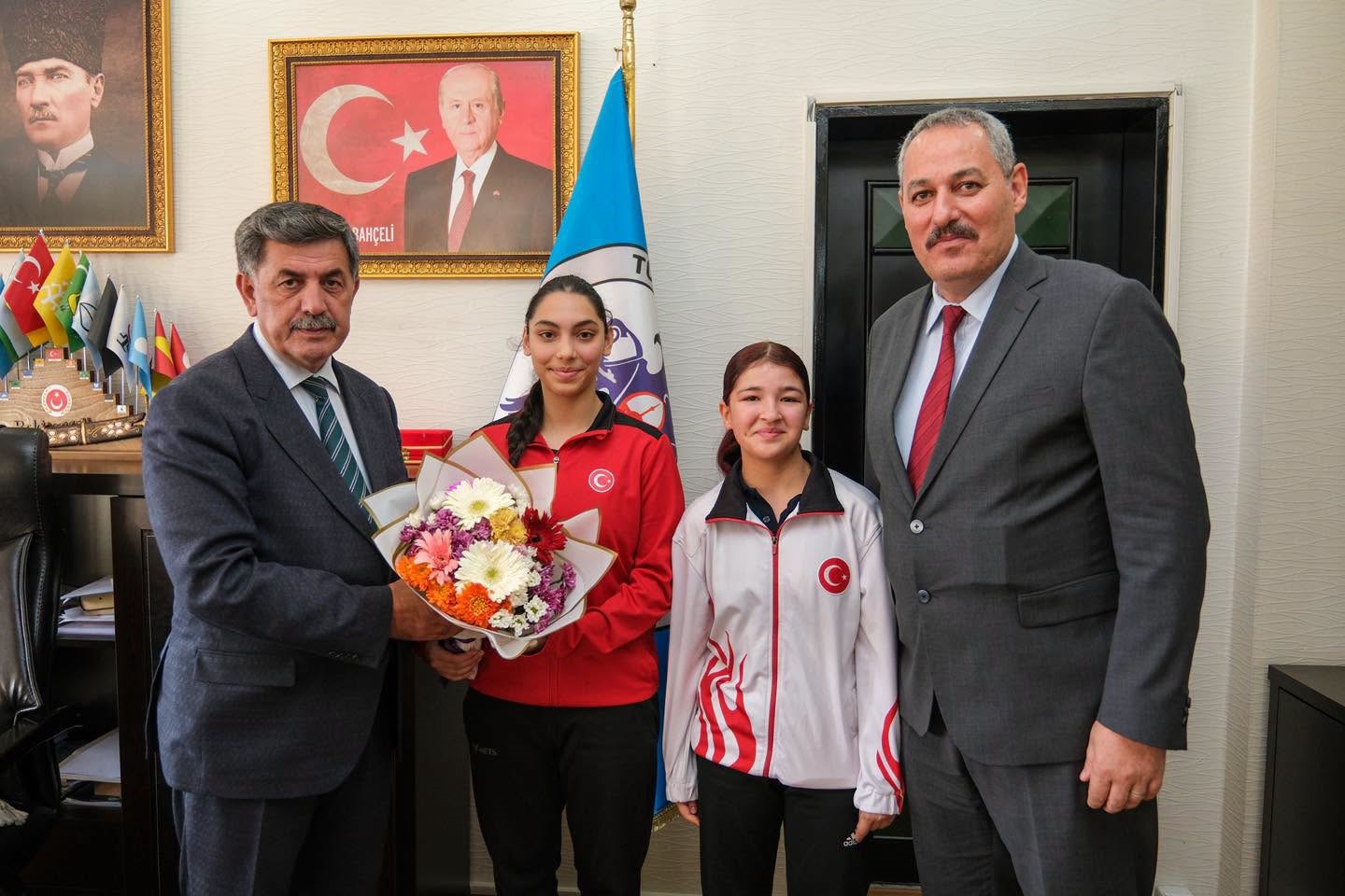 Başkan Aksun, başarılı sporcuları kabul etti