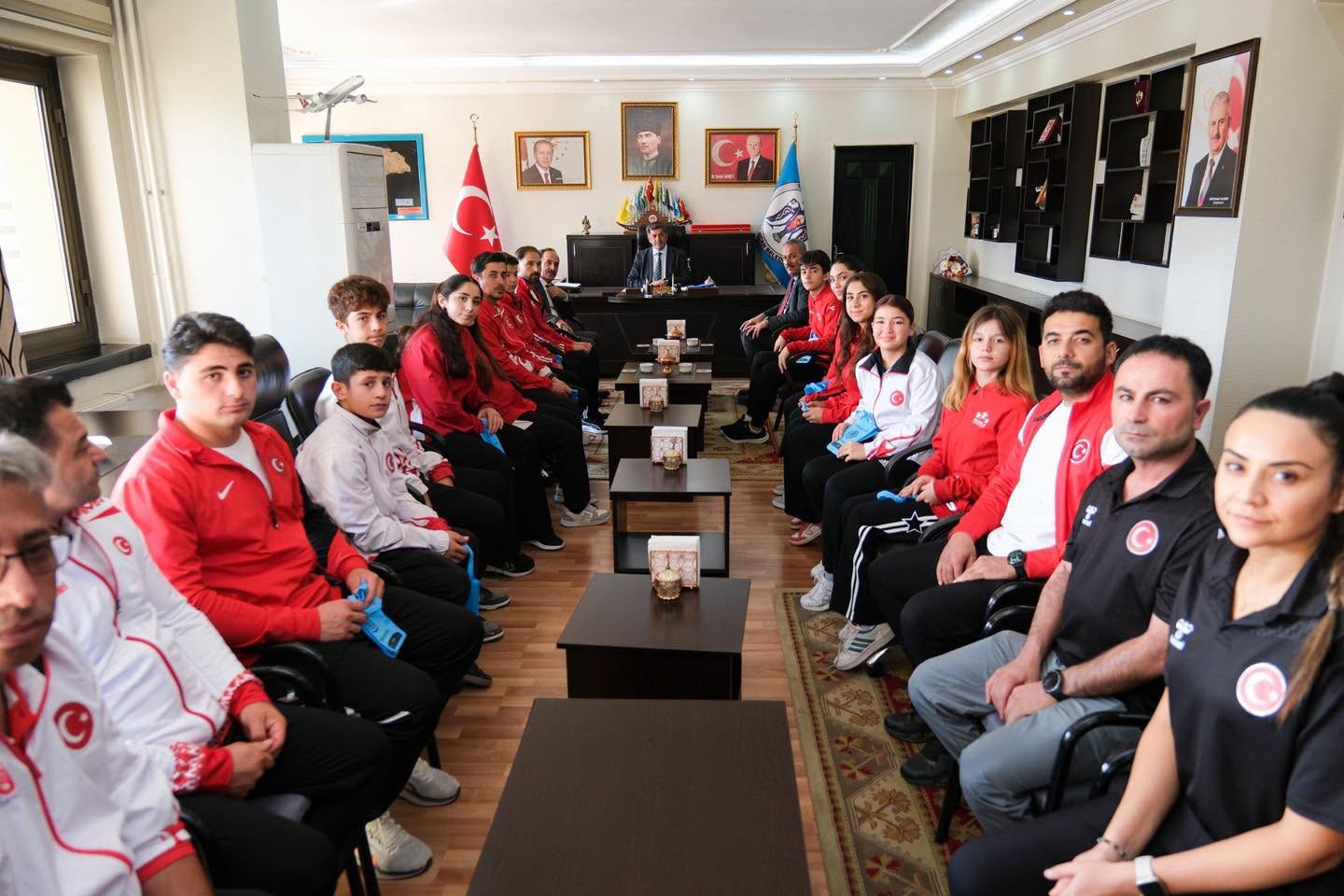 Başkan Aksun, başarılı sporcuları kabul etti