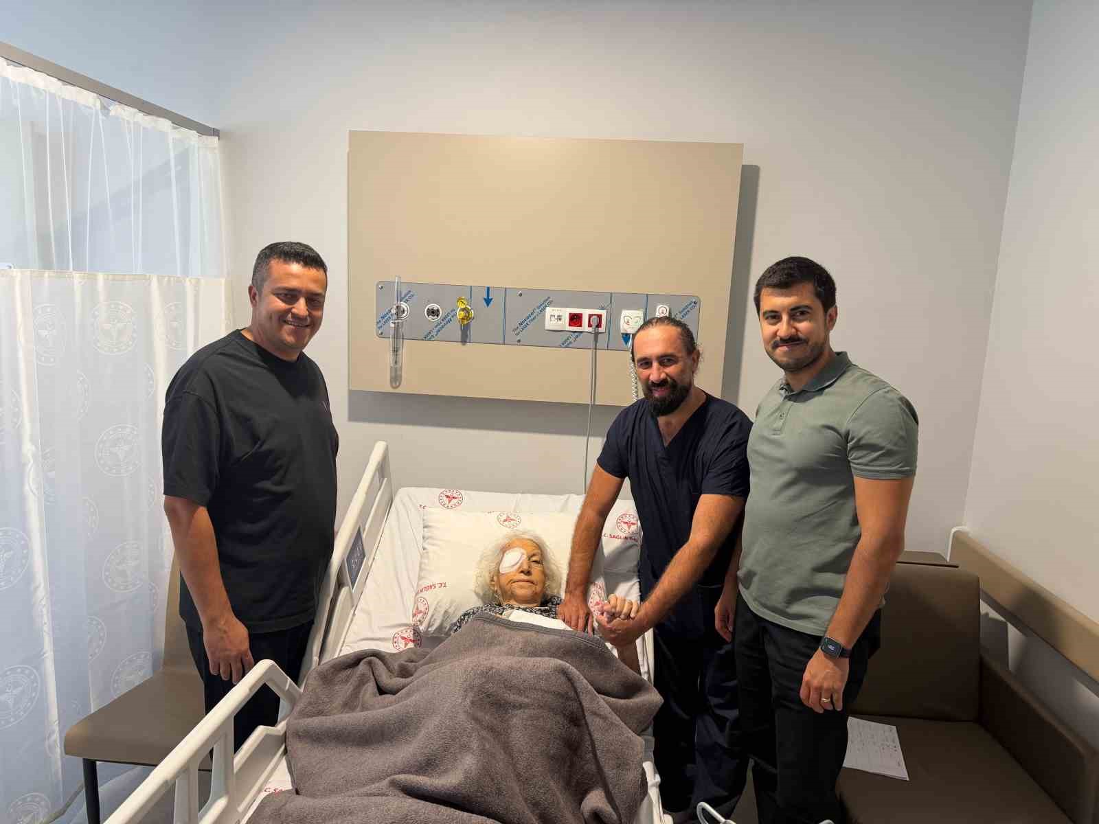 Marmaris Devlet Hastanesi’nde 93 yaşındaki hastaya başarılı göz ameliyatı