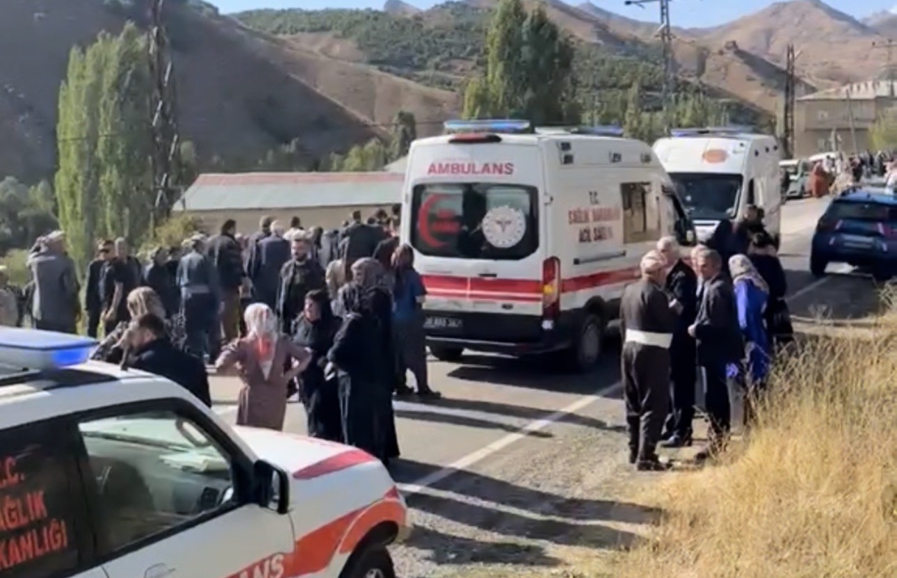 Hakkari’de iki araç kafa kafaya çarpıştı: 1 ölü, 7 yaralı