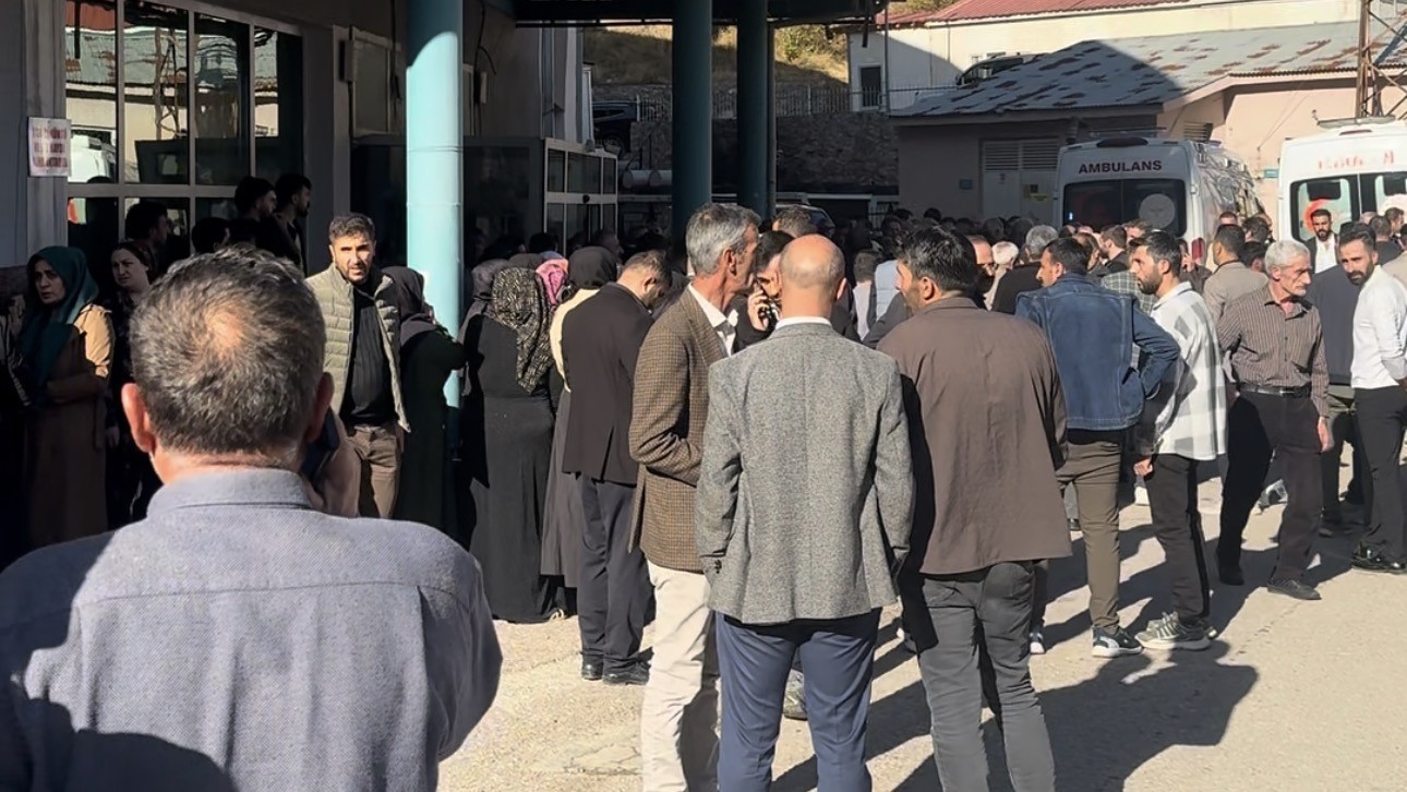 Hakkari’de iki araç kafa kafaya çarpıştı: 1 ölü, 7 yaralı
