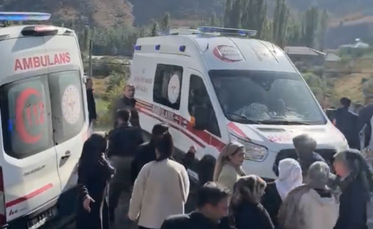 Hakkari’de iki araç kafa kafaya çarpıştı: 1 ölü, 7 yaralı
