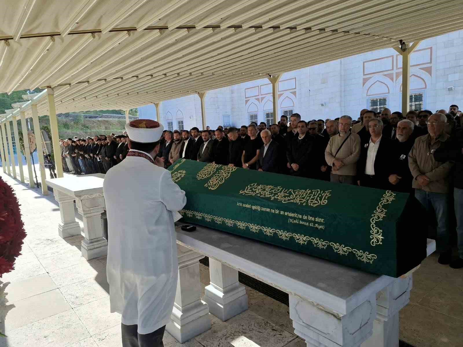 Fon soruşturmasında adı geçen ve Çekmeköy’de aracında ölü bulunan iş insanı toprağa verildi