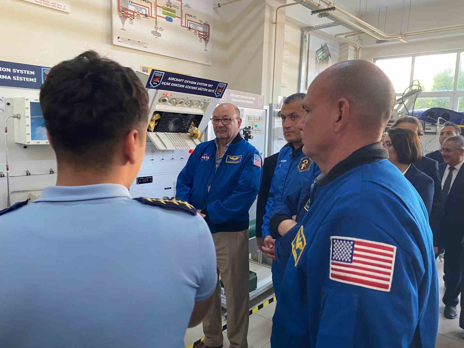 Dört astronot Aksu’daki uçak okulunda öğrencilerle bir araya geldi