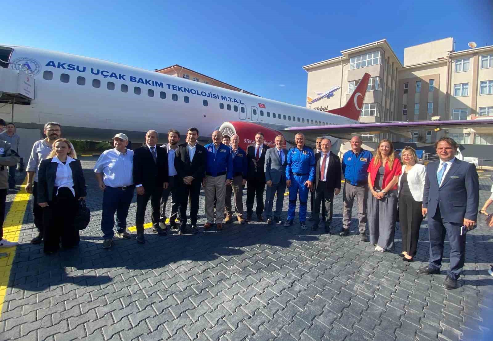 Dört astronot Aksu’daki uçak okulunda öğrencilerle bir araya geldi