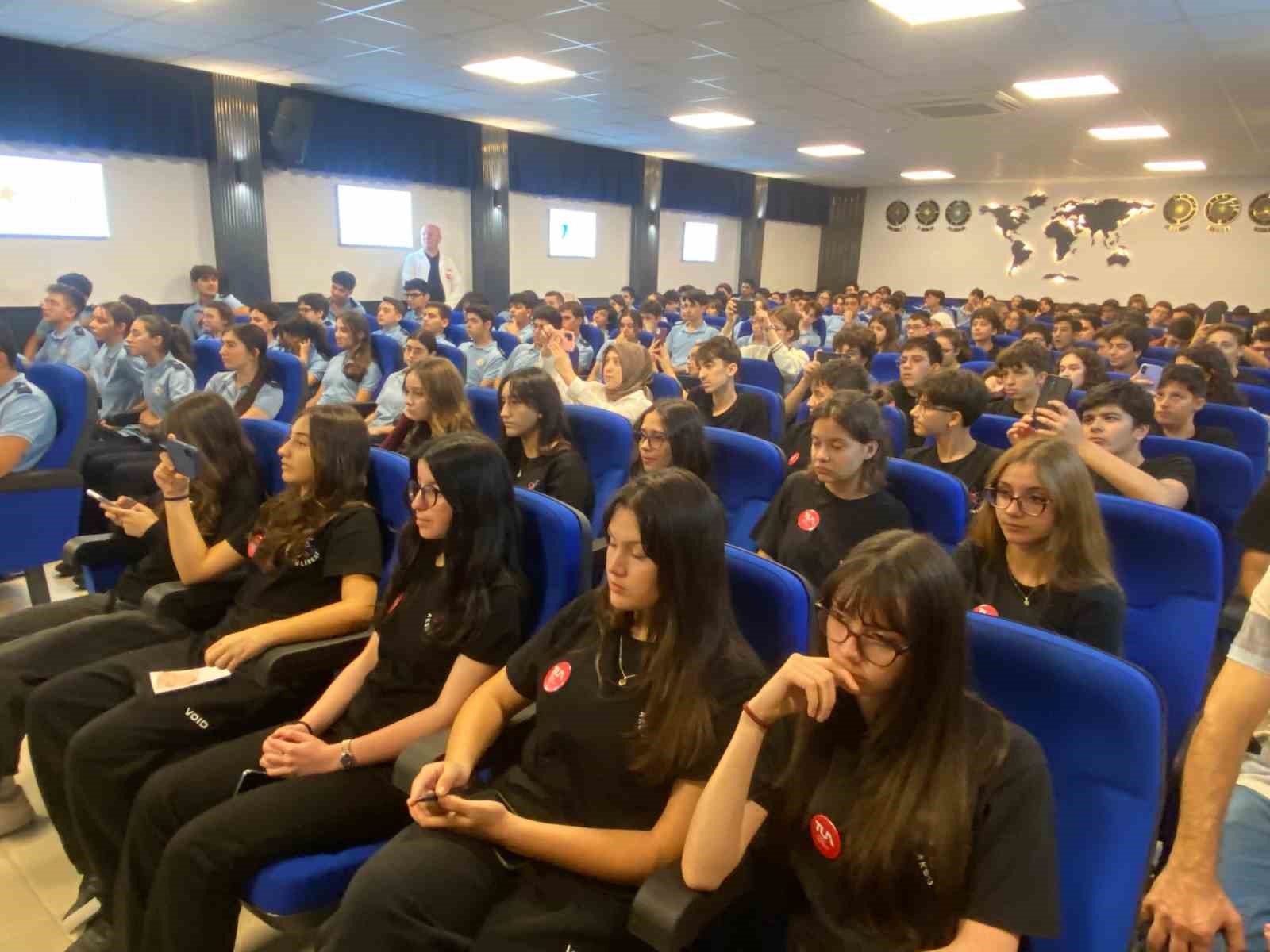 Dört astronot Aksu’daki uçak okulunda öğrencilerle bir araya geldi