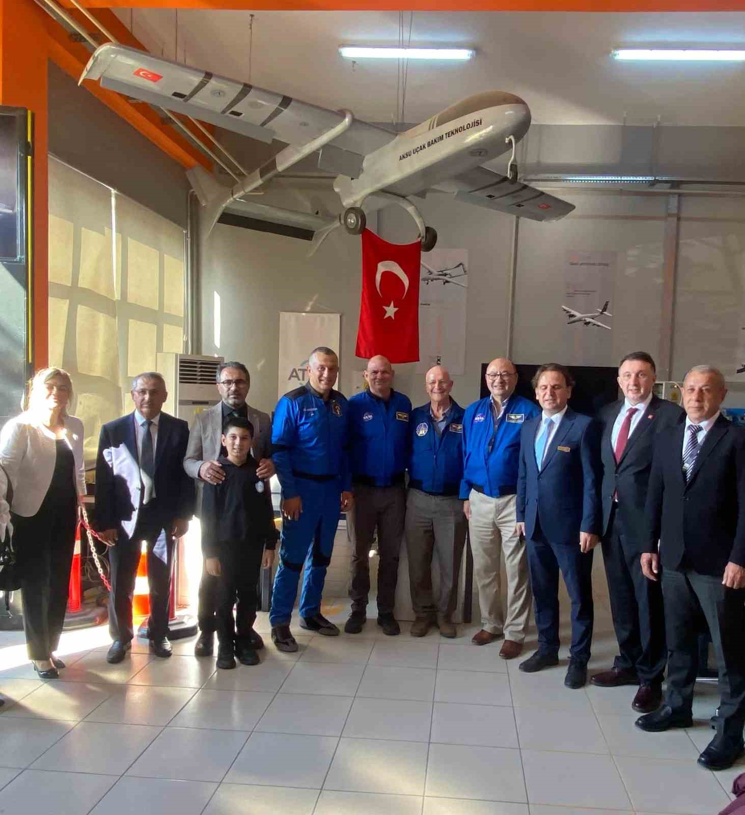 Dört astronot Aksu’daki uçak okulunda öğrencilerle bir araya geldi