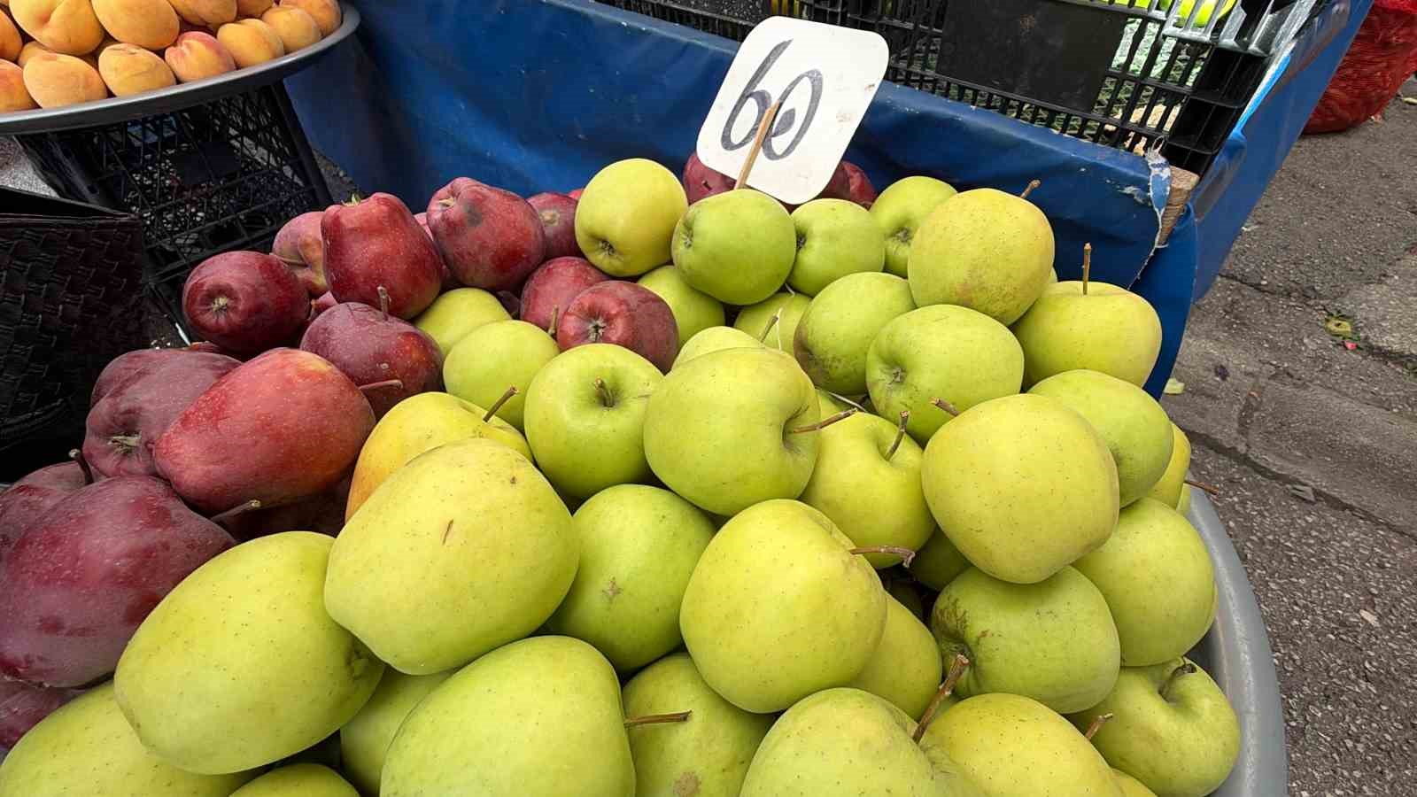 Bolu’da kışın habercisi meyveler tezgahlarda yerini aldı