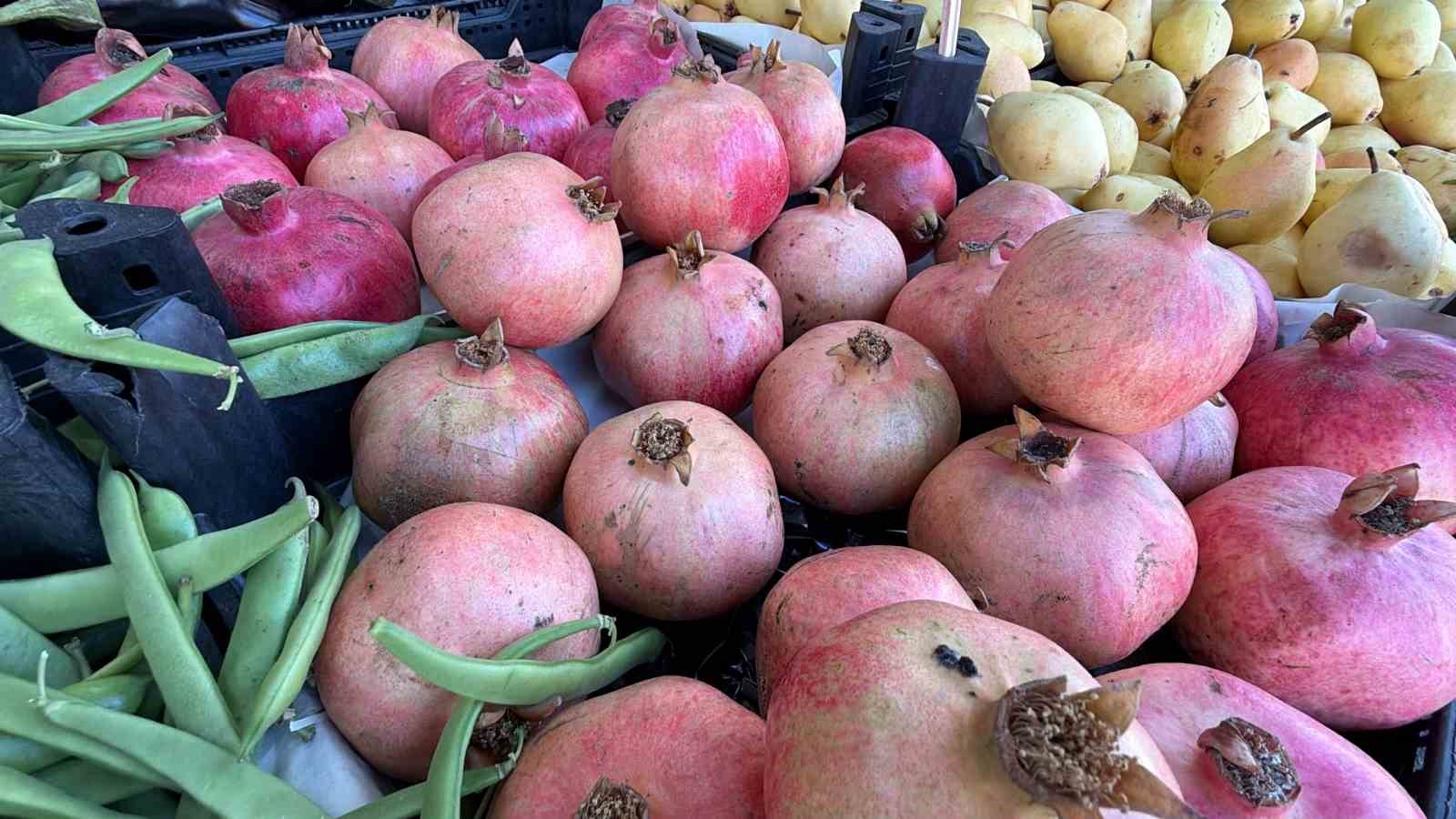 Bolu’da kışın habercisi meyveler tezgahlarda yerini aldı