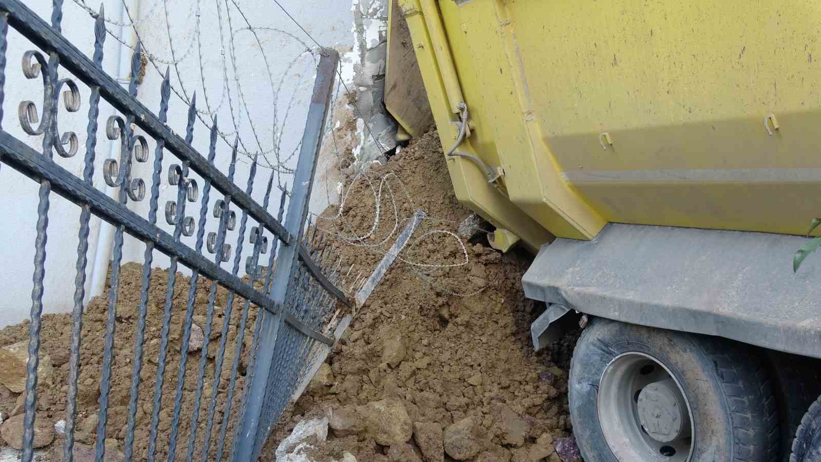 Pendik’te hafriyat kamyonu binaya çarptı: 1 yaralı