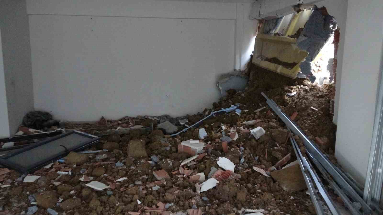 Pendik’te hafriyat kamyonu binaya çarptı: 1 yaralı