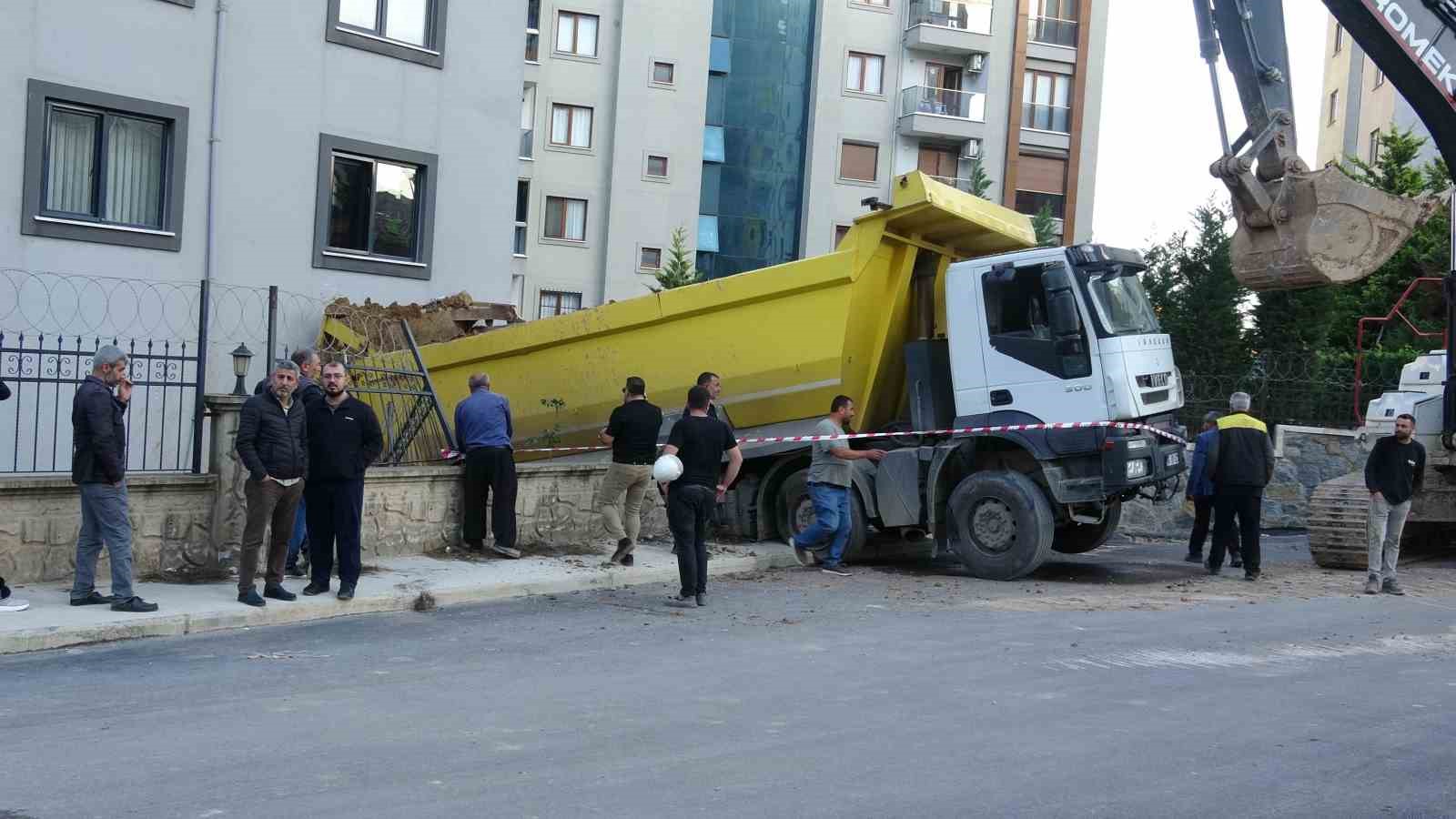 Pendik’te hafriyat kamyonu binaya çarptı: 1 yaralı