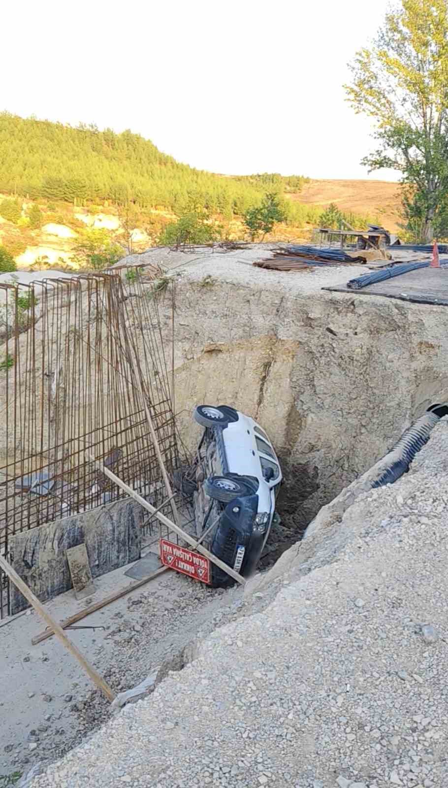 Yol çalışmasını fark edemeyince aracı 4 metrelik şarampole devrildi